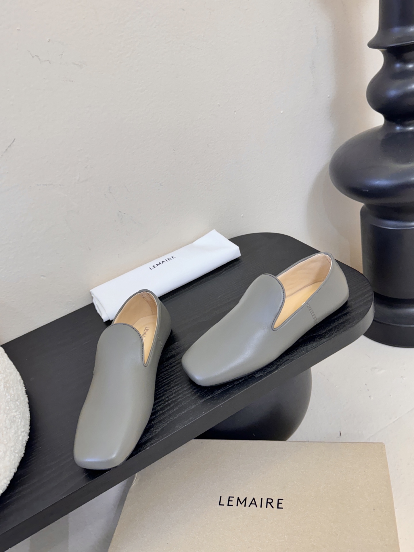 Lemair*26ss早春新款方头乐福鞋平底鞋休闲鞋鞋身无多余装饰，仅通过一体成型的鞋面剪裁和极简包边工