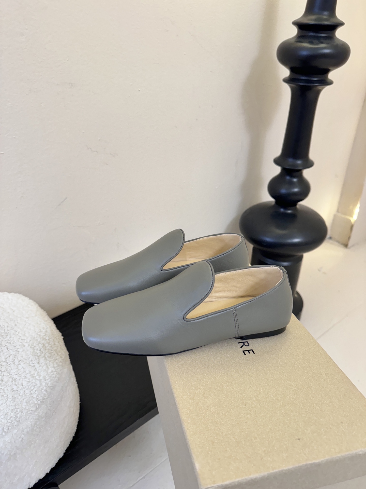 Lemair*26ss早春新款方头乐福鞋平底鞋休闲鞋鞋身无多余装饰，仅通过一体成型的鞋面剪裁和极简包边工