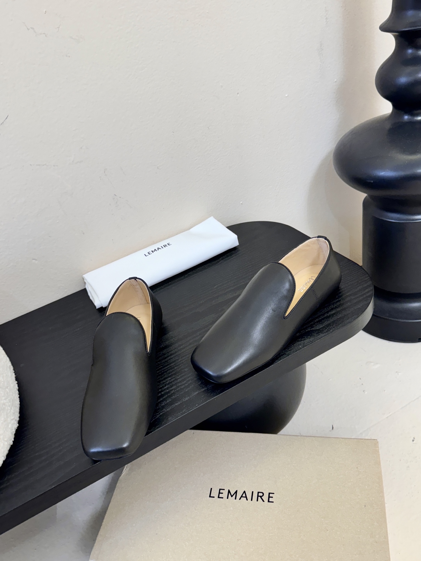 Lemair*26ss早春新款方头乐福鞋平底鞋休闲鞋鞋身无多余装饰，仅通过一体成型的鞋面剪裁和极简包边工