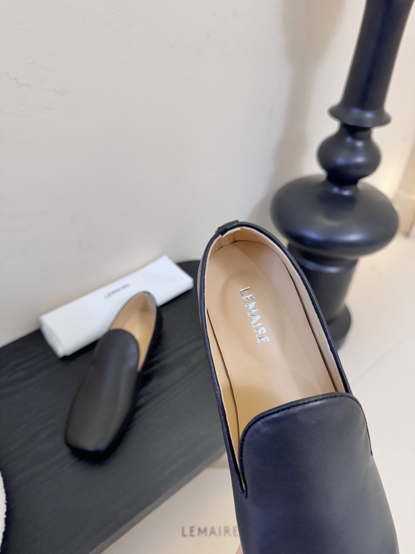 Lemair*26ss早春新款方头乐福鞋平底鞋休闲鞋鞋身无多余装饰，仅通过一体成型的鞋面剪裁和极简包边工