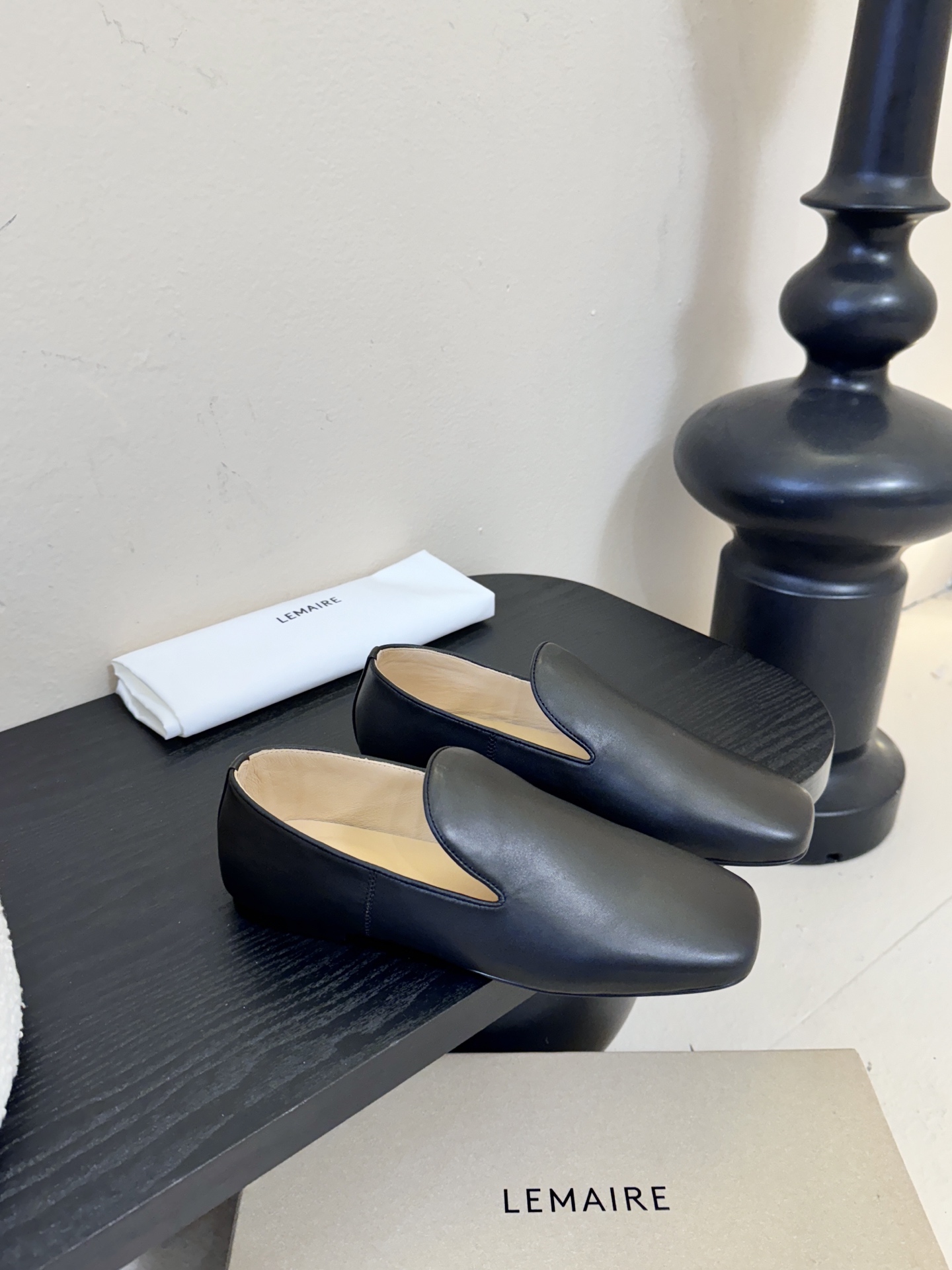 Lemair*26ss早春新款方头乐福鞋平底鞋休闲鞋鞋身无多余装饰，仅通过一体成型的鞋面剪裁和极简包边工