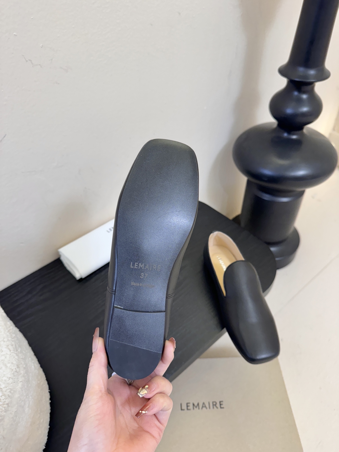 Lemair*26ss早春新款方头乐福鞋平底鞋休闲鞋鞋身无多余装饰，仅通过一体成型的鞋面剪裁和极简包边工