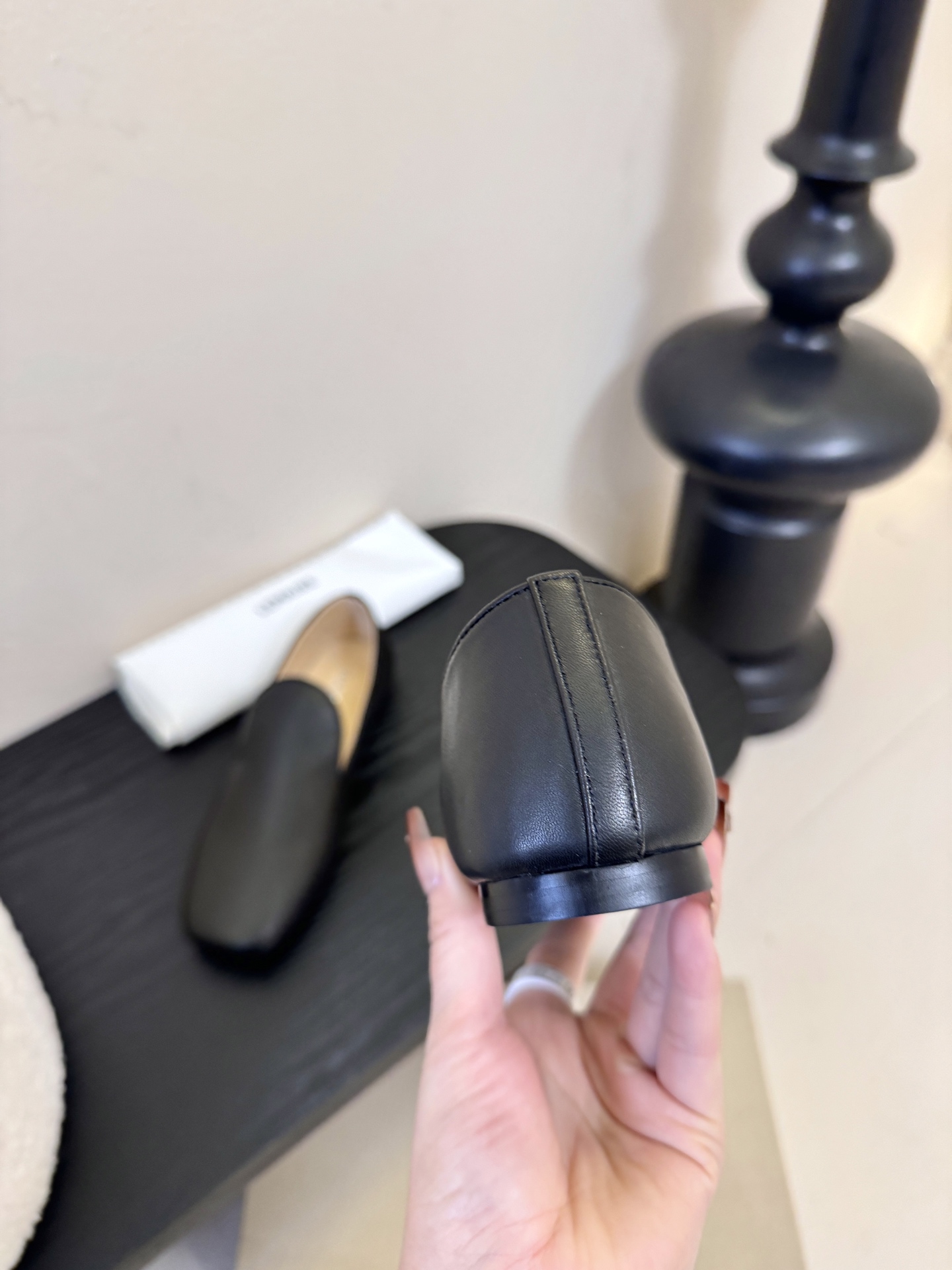 Lemair*26ss早春新款方头乐福鞋平底鞋休闲鞋鞋身无多余装饰，仅通过一体成型的鞋面剪裁和极简包边工