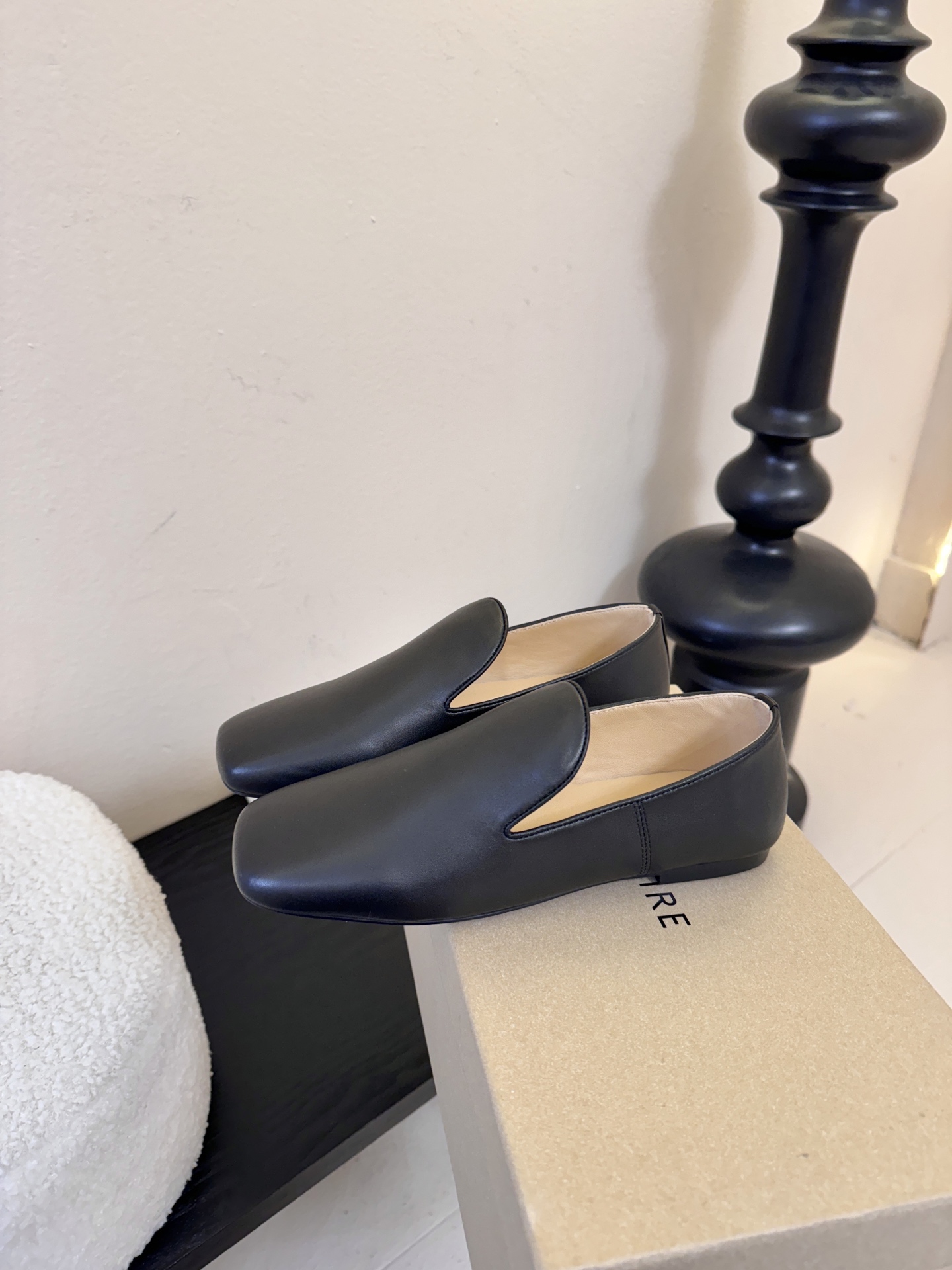 Lemair*26ss早春新款方头乐福鞋平底鞋休闲鞋鞋身无多余装饰，仅通过一体成型的鞋面剪裁和极简包边工