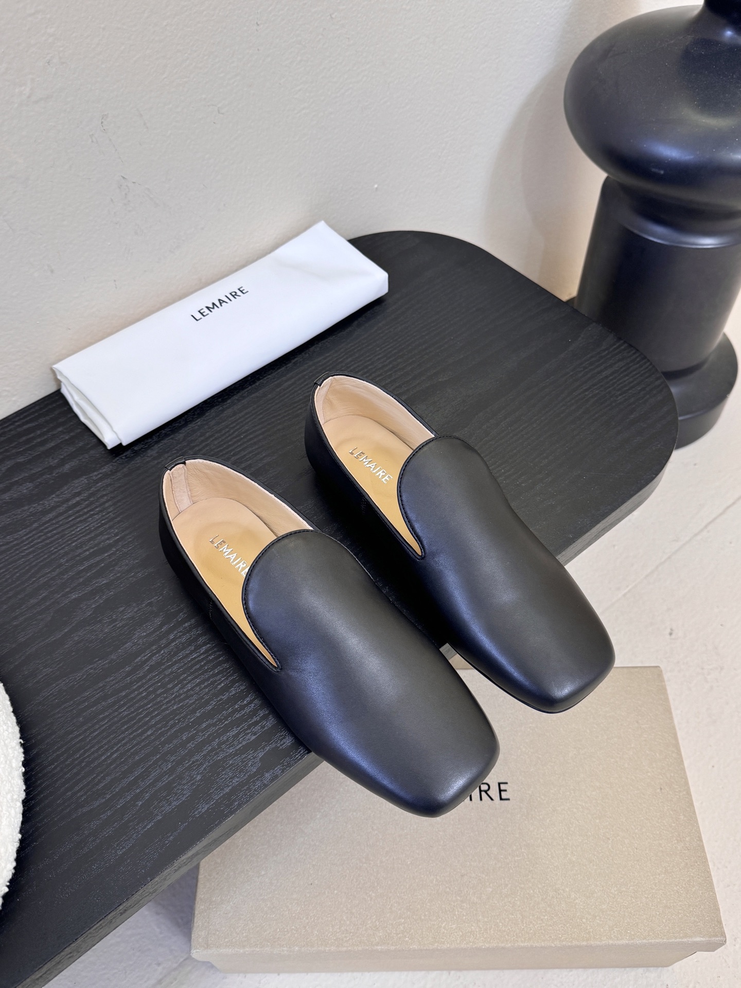 NO:694998,Lemair*26ss early spring new square-toe loafers, flats and casual shoes. The shoe body has no extra decoration. It only strengthens the outline through one-piece upper cutting and minimalist hemming technology. The use of low-saturated colors such as cream yellow and light gray is in line with the brand's 'soft neutral color' color system; the black model is a classic basic model, suitable for all scenes.  The shoes meet the needs of multiple scenes such as commuting, leisure, and travel. The materials are wear-resistant and the styles are versatile, reflecting the brand's core proposition of 'design for daily service.' The silhouette of the square-toe loafers weakens gender characteristics, and the design idea of ​​the same style for men and women is in line with the brand's minimalist aesthetics of 'genderless wear.' The upper is cowhide, the lining is sheepskin, and the outsole is Italian leather. The outsole is 2cm higher.  size 35-41 (customized sizes 40 and 41 are not returnable), loafers, loafers, flats, cowhide, sheepskin, Leather soles19860909Lemair*26ss早春新款方头乐福鞋平底鞋休闲鞋 鞋身无多余装饰,仅通过一体成型的鞋面剪裁和极简包边工艺强化轮廓,奶油黄、浅灰等低饱和色系的运用,契合品牌「柔和中性色」的色彩体系；黑色款则作为经典基础款,适配全场景穿搭. 鞋款兼顾通勤、休闲、旅行等多场景穿着需求,材质耐磨、版型百搭,体现品牌「设计为日常服务」的核心主张.方头乐福鞋的廓形弱化了性别特征,男女同款的设计思路,契合品牌「无性别穿搭」的极简美学. 鞋面牛皮 内里羊皮 大底意大利真皮大底 增高2cm size35-41码（40、41码定制不退换）,乐福鞋,loafers,flats,cowhide,sheepskin,Leather soles,Women's Shoes