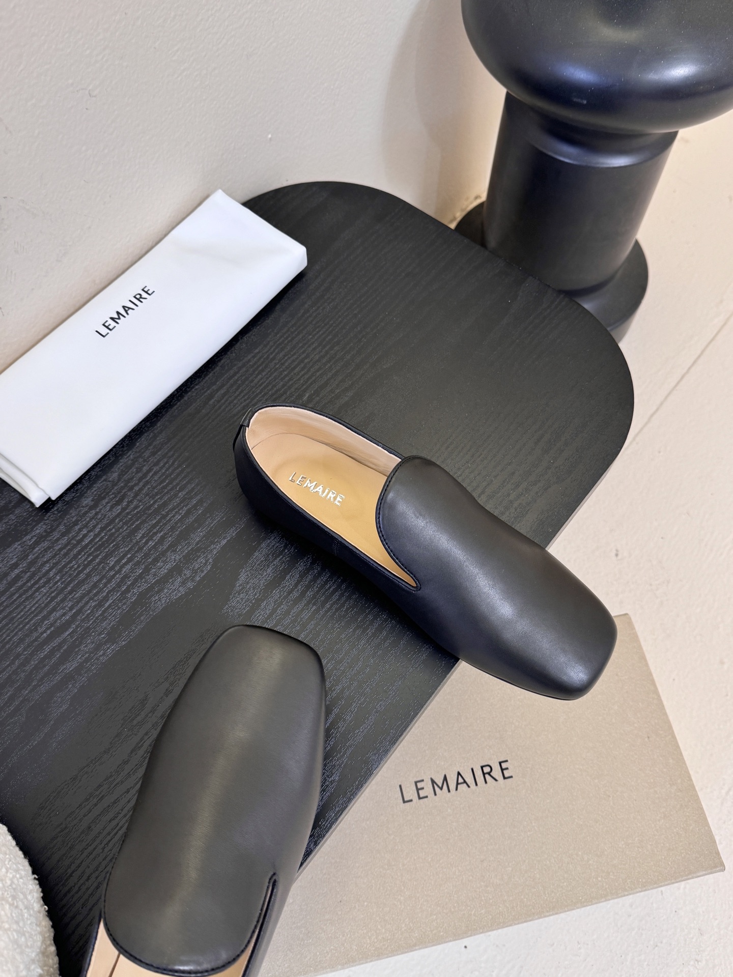 Lemair*26ss早春新款方头乐福鞋平底鞋休闲鞋鞋身无多余装饰，仅通过一体成型的鞋面剪裁和极简包边工