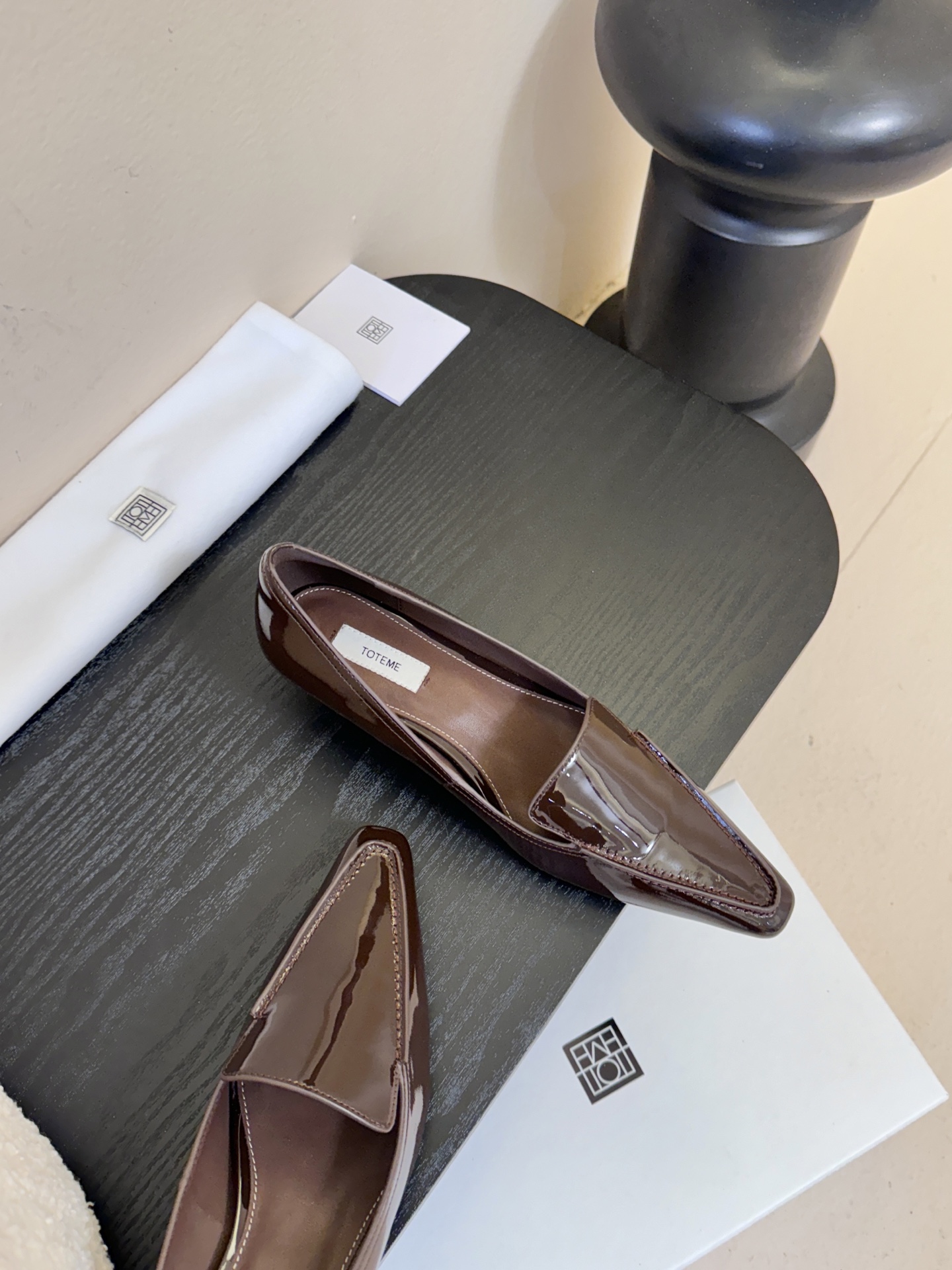 Totem*26ss 早春新款低跟浅口尖头休闲鞋TOTEME由Elin Kling与Karl Lindm