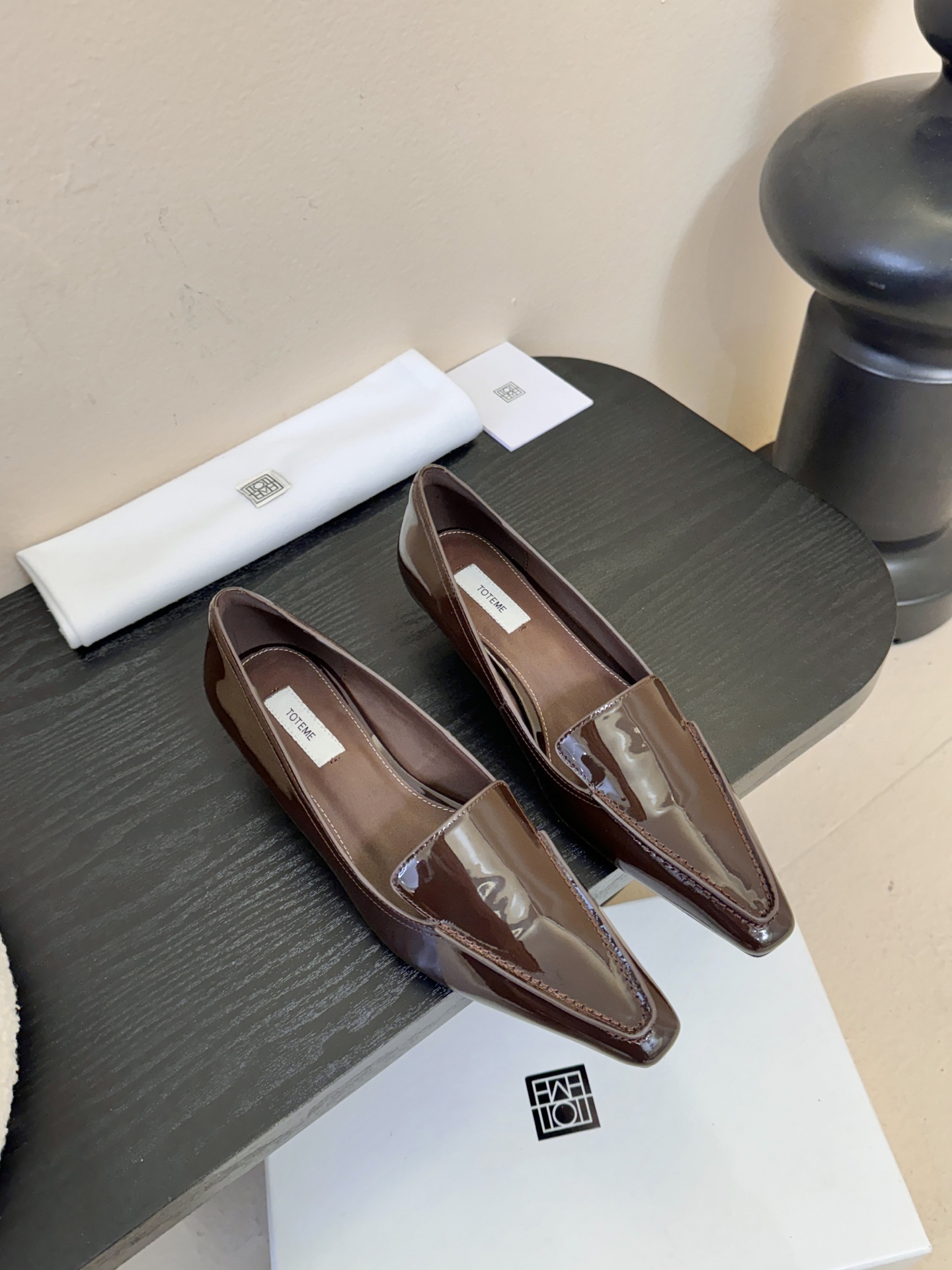 Totem*26ss 早春新款低跟浅口尖头休闲鞋TOTEME由Elin Kling与Karl Lindm