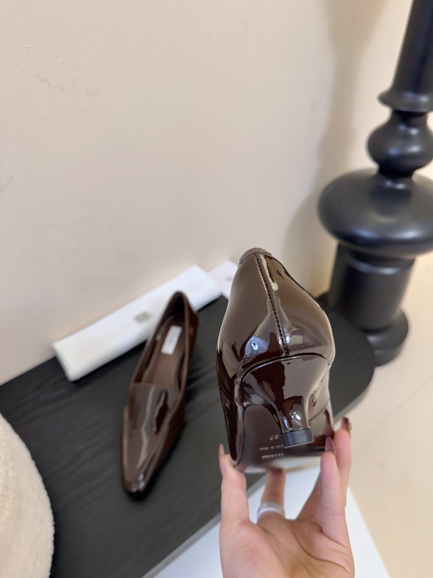 Totem*26ss 早春新款低跟浅口尖头休闲鞋TOTEME由Elin Kling与Karl Lindm