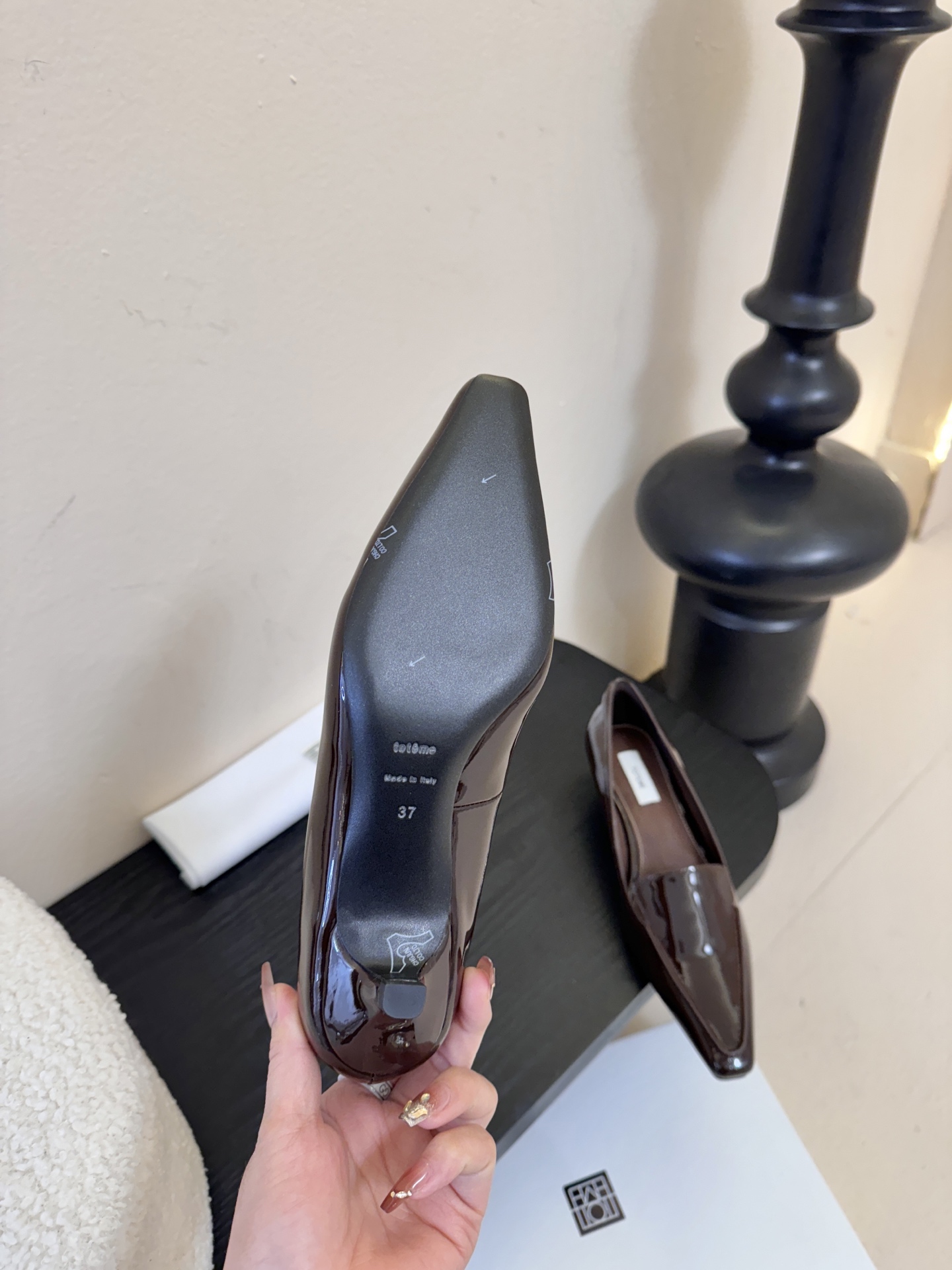 Totem*26ss 早春新款低跟浅口尖头休闲鞋TOTEME由Elin Kling与Karl Lindm