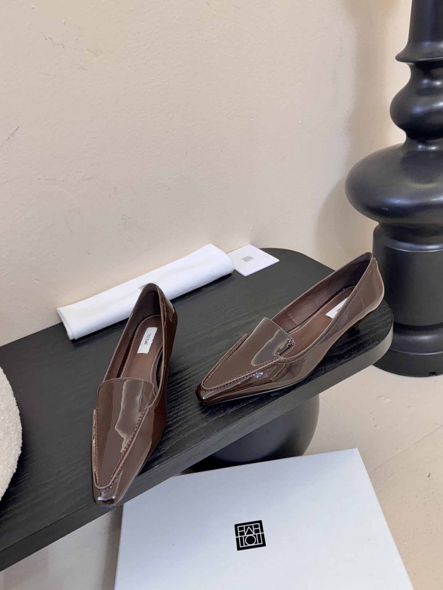 Totem*26ss 早春新款低跟浅口尖头休闲鞋TOTEME由Elin Kling与Karl Lindm