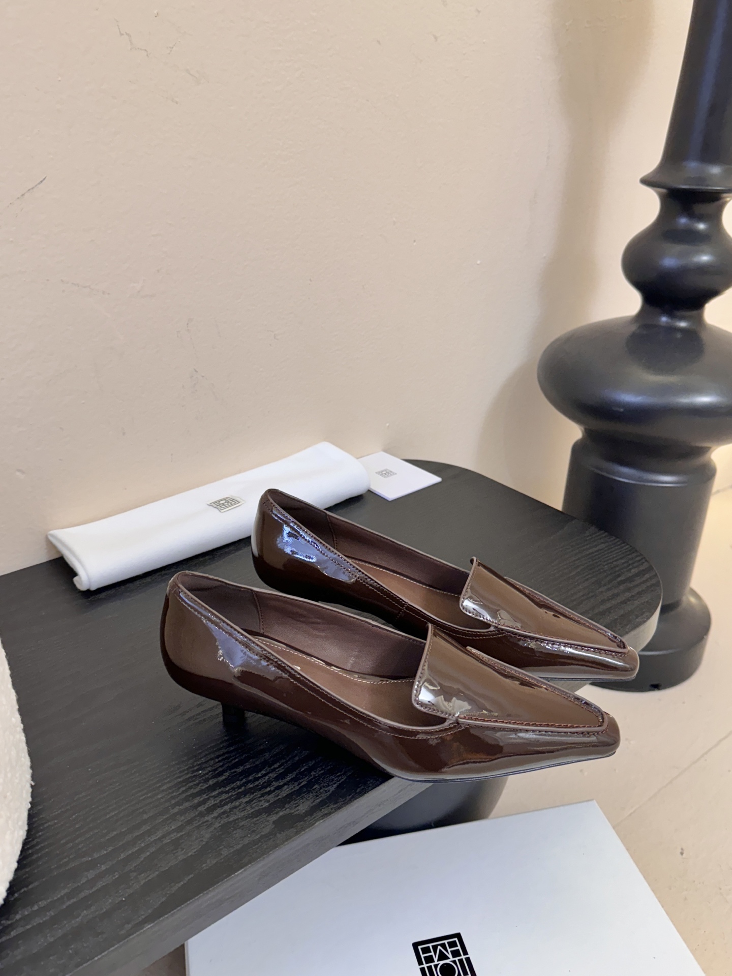 Totem*26ss 早春新款低跟浅口尖头休闲鞋TOTEME由Elin Kling与Karl Lindm