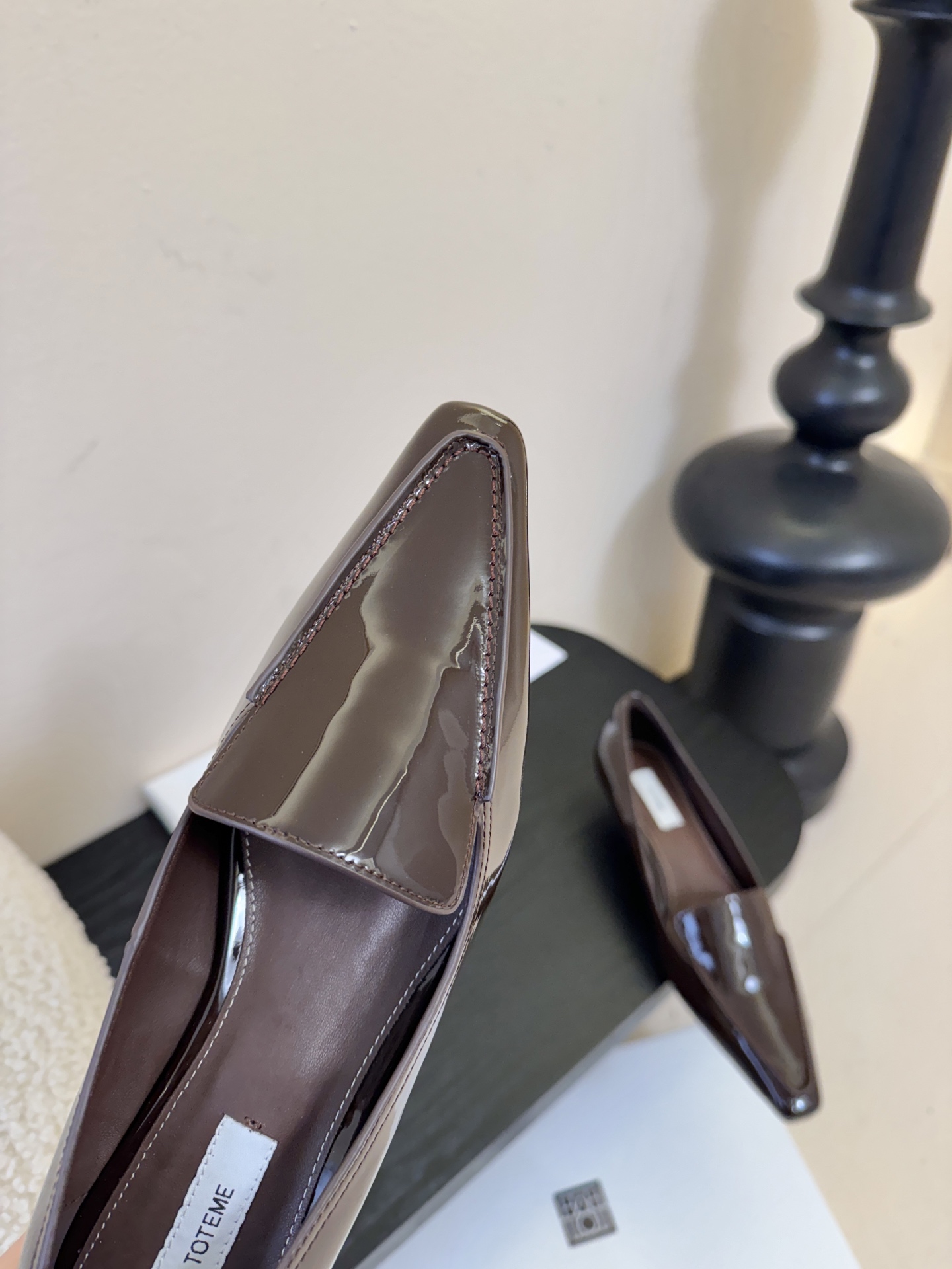 Totem*26ss 早春新款低跟浅口尖头休闲鞋TOTEME由Elin Kling与Karl Lindm