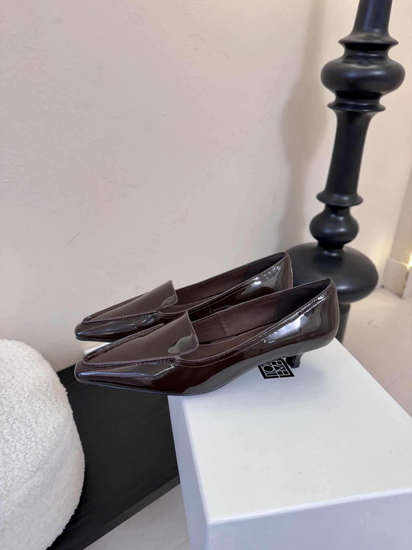 Totem*26ss 早春新款低跟浅口尖头休闲鞋TOTEME由Elin Kling与Karl Lindm