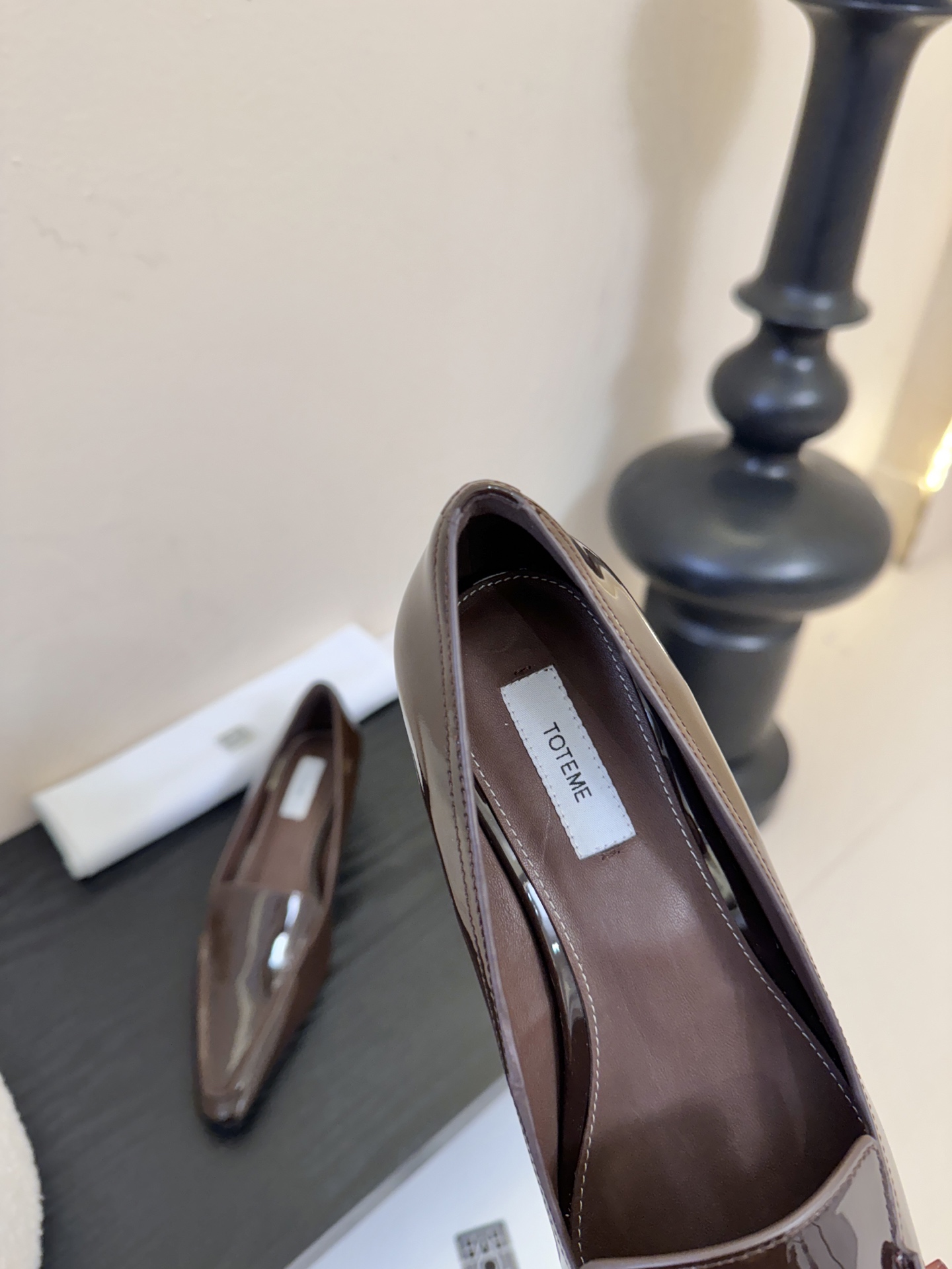 Totem*26ss 早春新款低跟浅口尖头休闲鞋TOTEME由Elin Kling与Karl Lindm