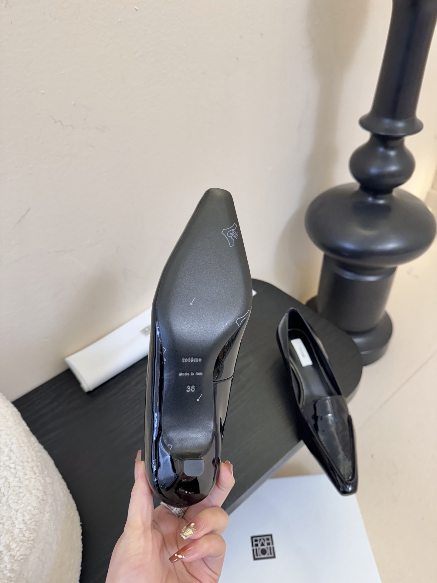 Totem*26ss 早春新款低跟浅口尖头休闲鞋TOTEME由Elin Kling与Karl Lindm