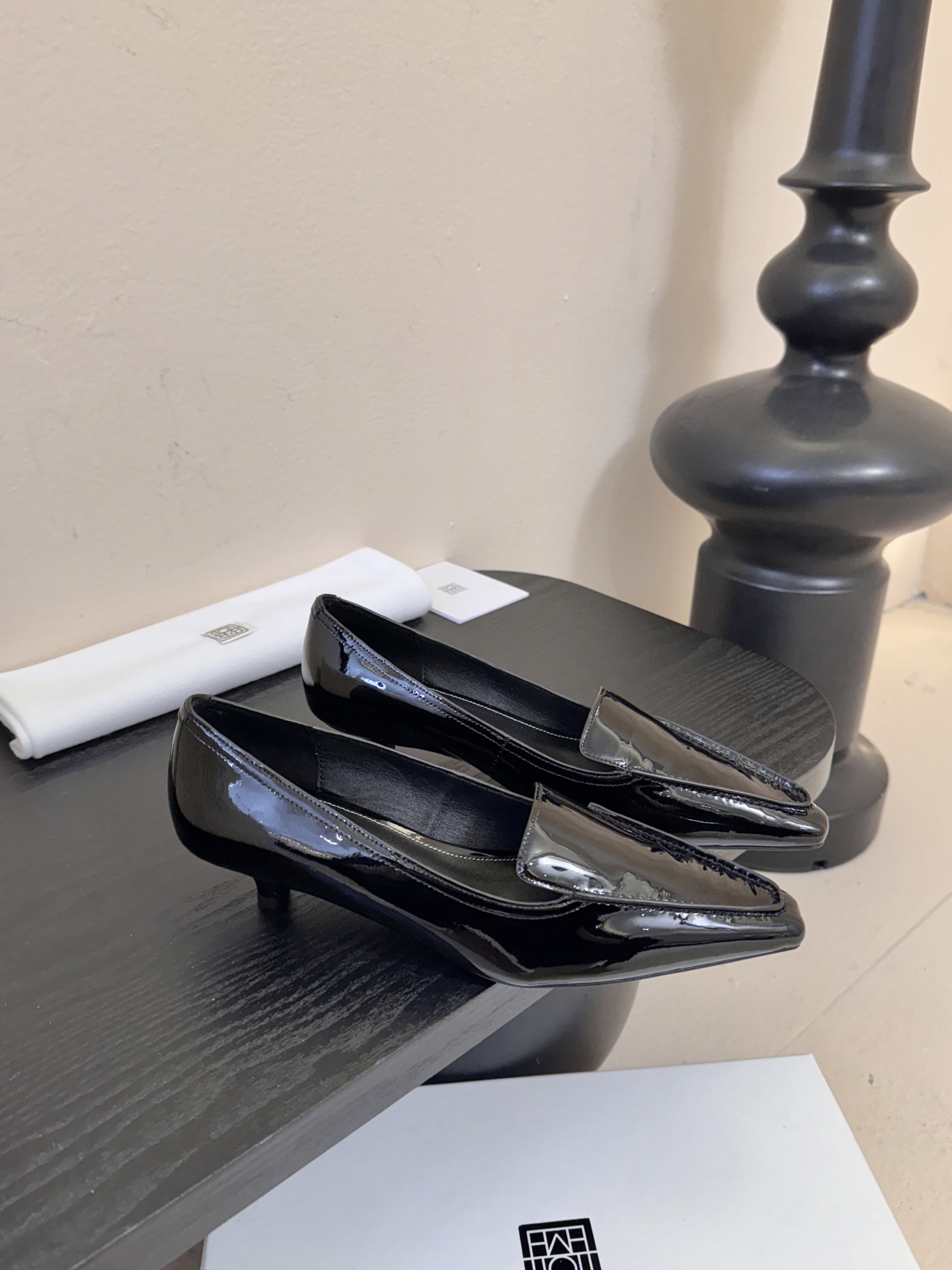 Totem*26ss 早春新款低跟浅口尖头休闲鞋TOTEME由Elin Kling与Karl Lindm