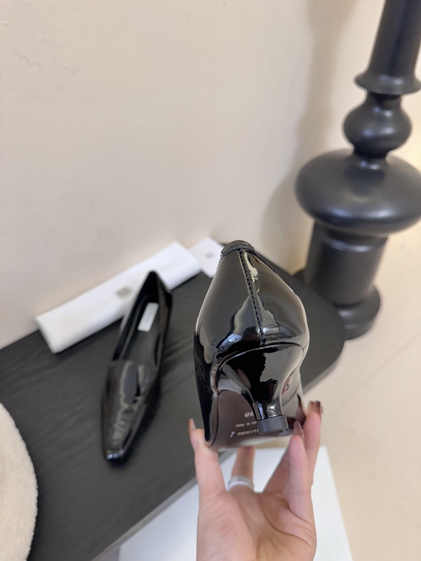 Totem*26ss 早春新款低跟浅口尖头休闲鞋TOTEME由Elin Kling与Karl Lindm