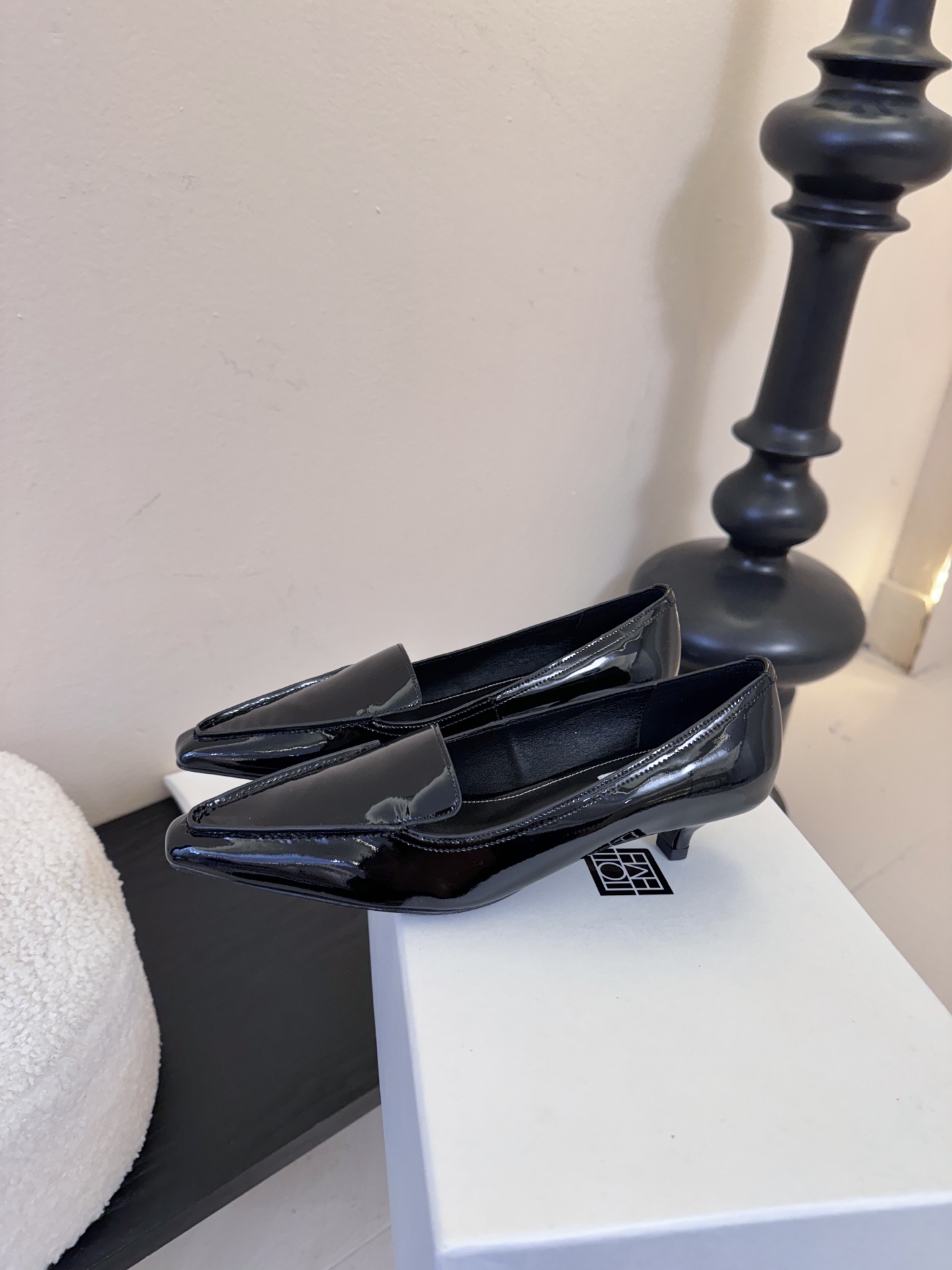 Totem*26ss 早春新款低跟浅口尖头休闲鞋TOTEME由Elin Kling与Karl Lindm