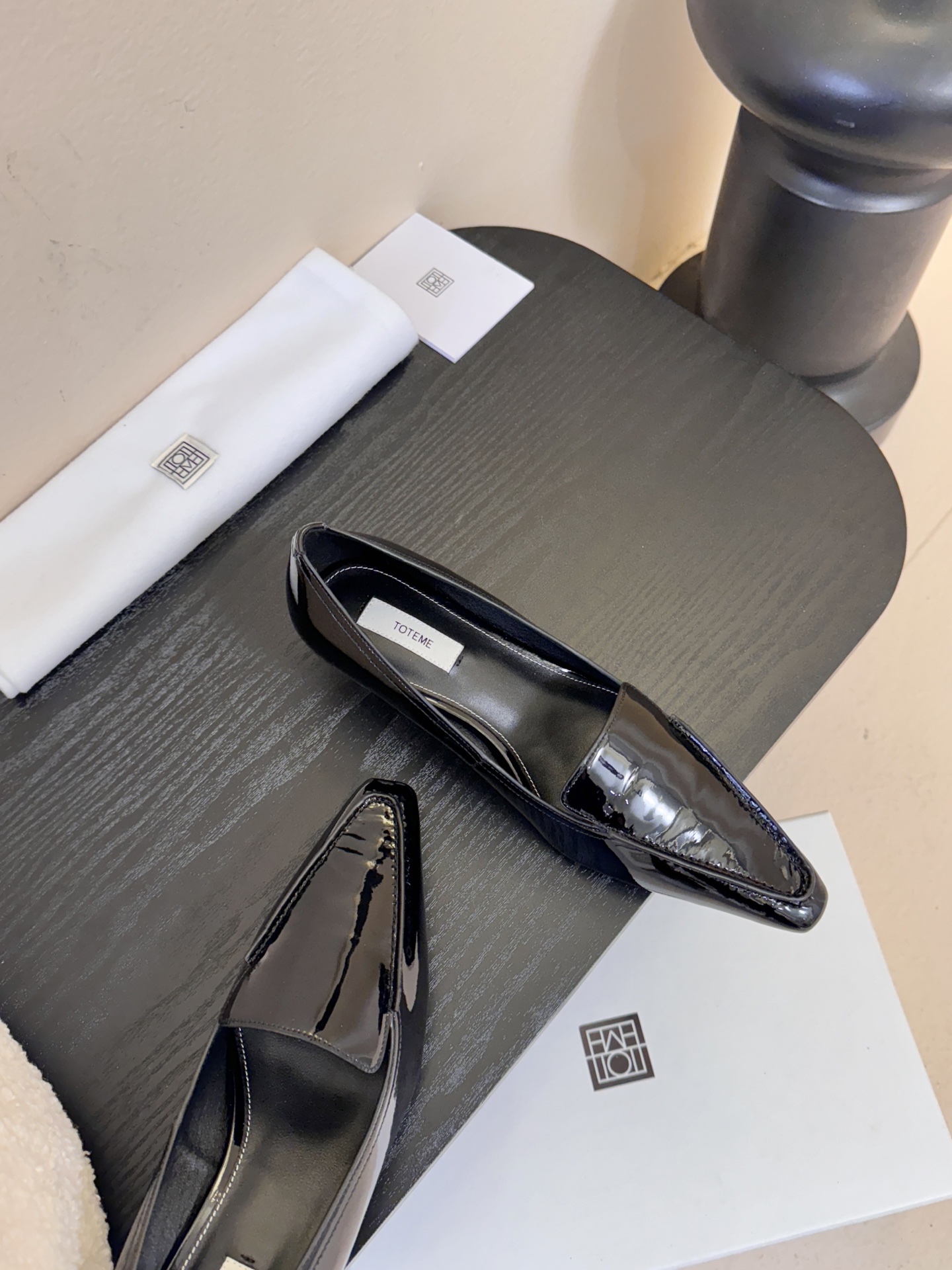 Totem*26ss 早春新款低跟浅口尖头休闲鞋TOTEME由Elin Kling与Karl Lindm