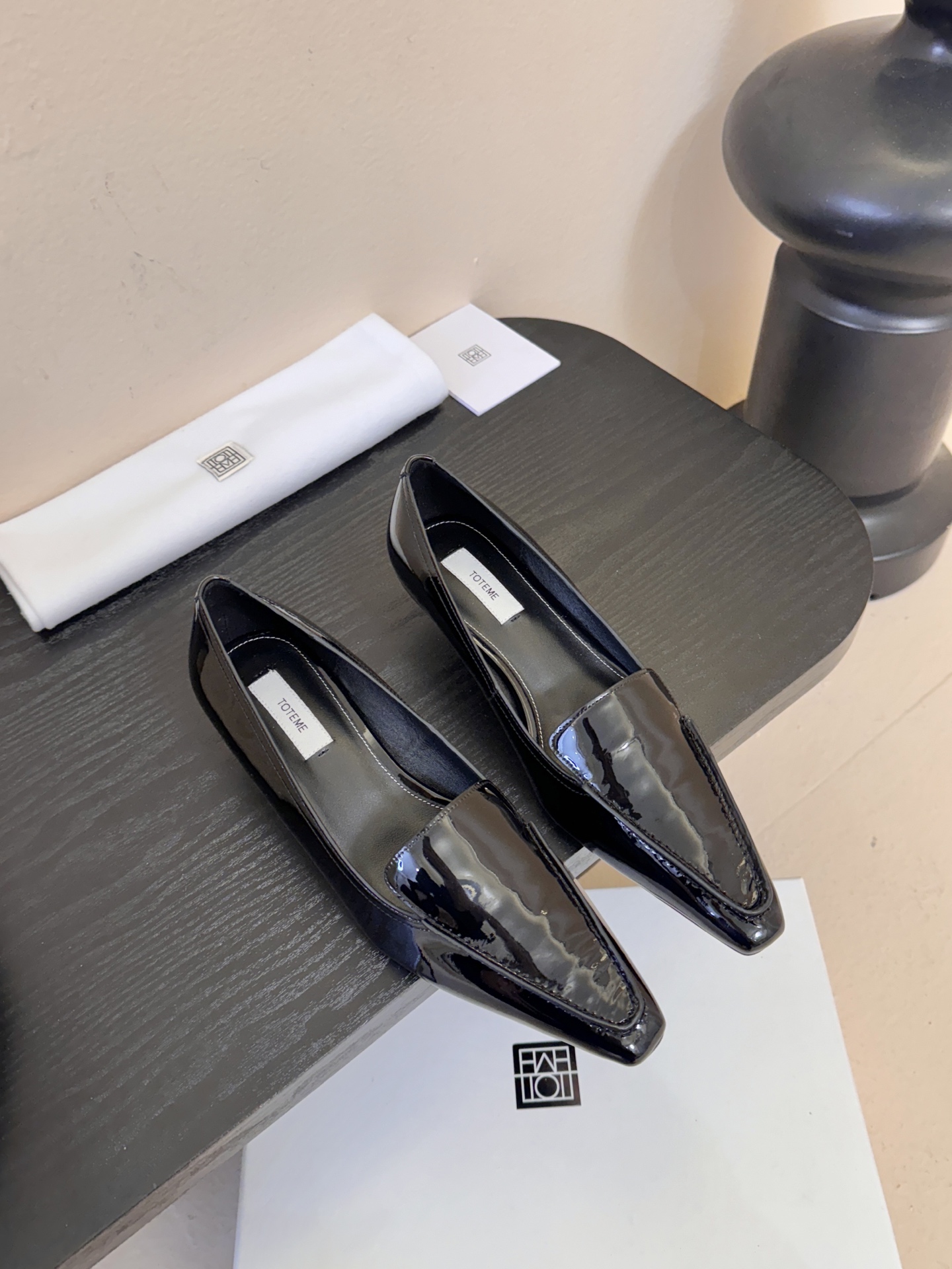 NO:694989,Totem*26ss early spring new low-heeled shallow mouth pointed-toe casual shoes. TOTEME was founded in 2014 by Elin Kling and Karl Lindman. It is headquartered in Stockholm, Sweden. It focuses on Scandinavian minimalist aesthetics and focuses on the combination of practicality and classic design. The pointed-toe silhouette is both architectural and elegant, and the 4cm low heel combines comfort and style. It is suitable for commuting, leisure and other scenes.  .A classic minimalist style item that can be paired with wide-leg pants, leather skirts, windbreakers, etc. to create a smart workplace style or a casual daily casual style. Patent leather upper, sheepskin lining, Italian genuine leather outsole, size 35-41 (customized sizes 40 and 41 are non-refundable), 4cm high heels, high-heeled shoes, high heels, skirts, sheepskin, Leather soles19860909Totem*26ss 早春新款低跟浅口尖头休闲鞋 TOTEME由Elin Kling与Karl Lindman于2014年创立,总部位于瑞典斯德哥尔摩,主打斯堪的纳维亚极简美学,注重实用与经典设计的结合. 尖头廓形兼具建筑感与优雅感,4cm的低跟鞋跟兼顾舒适度与造型感,适配通勤、休闲等多场景穿搭 .极简风穿搭的经典单品,可搭配阔腿裤、皮裙、风衣等,打造干练的职场风或随性的日常休闲风. 鞋面漆皮 内里羊皮 鞋底意大利真皮大底 码数35-41码（40、41码定制不退换） 跟高4cm,高跟鞋单鞋,high heels,skirts,sheepskin,Leather soles,Women's Shoes