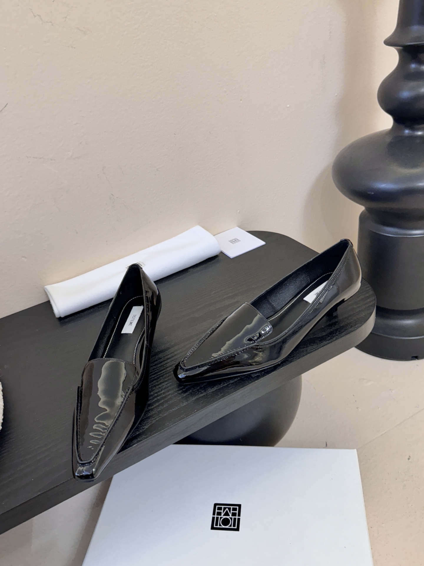 Totem*26ss 早春新款低跟浅口尖头休闲鞋TOTEME由Elin Kling与Karl Lindm