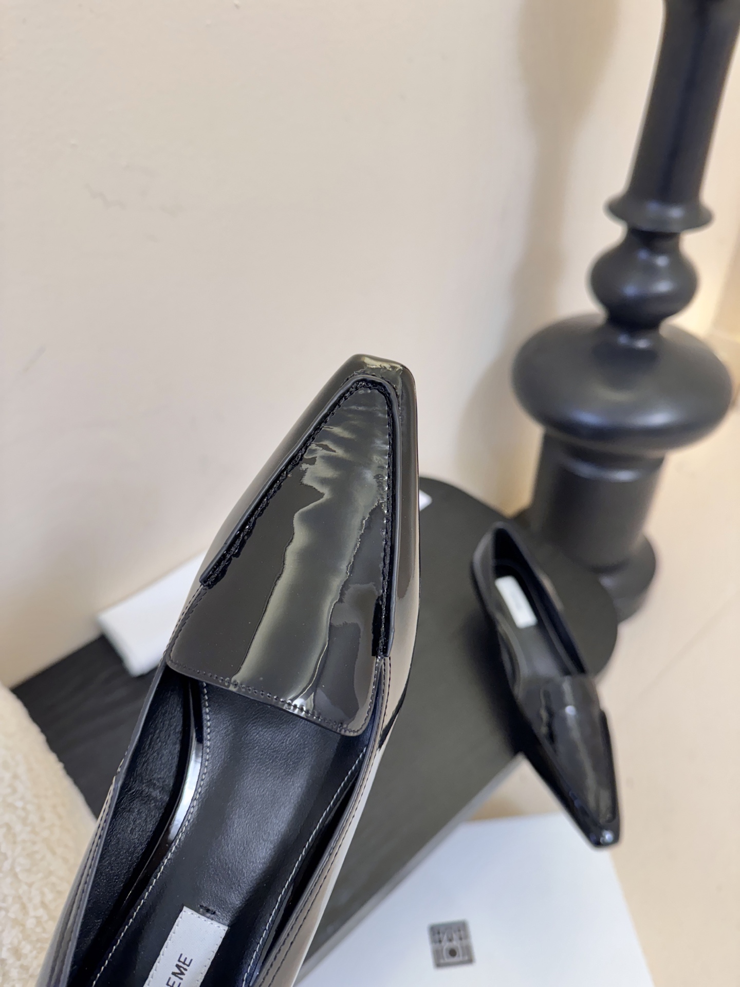 Totem*26ss 早春新款低跟浅口尖头休闲鞋TOTEME由Elin Kling与Karl Lindm