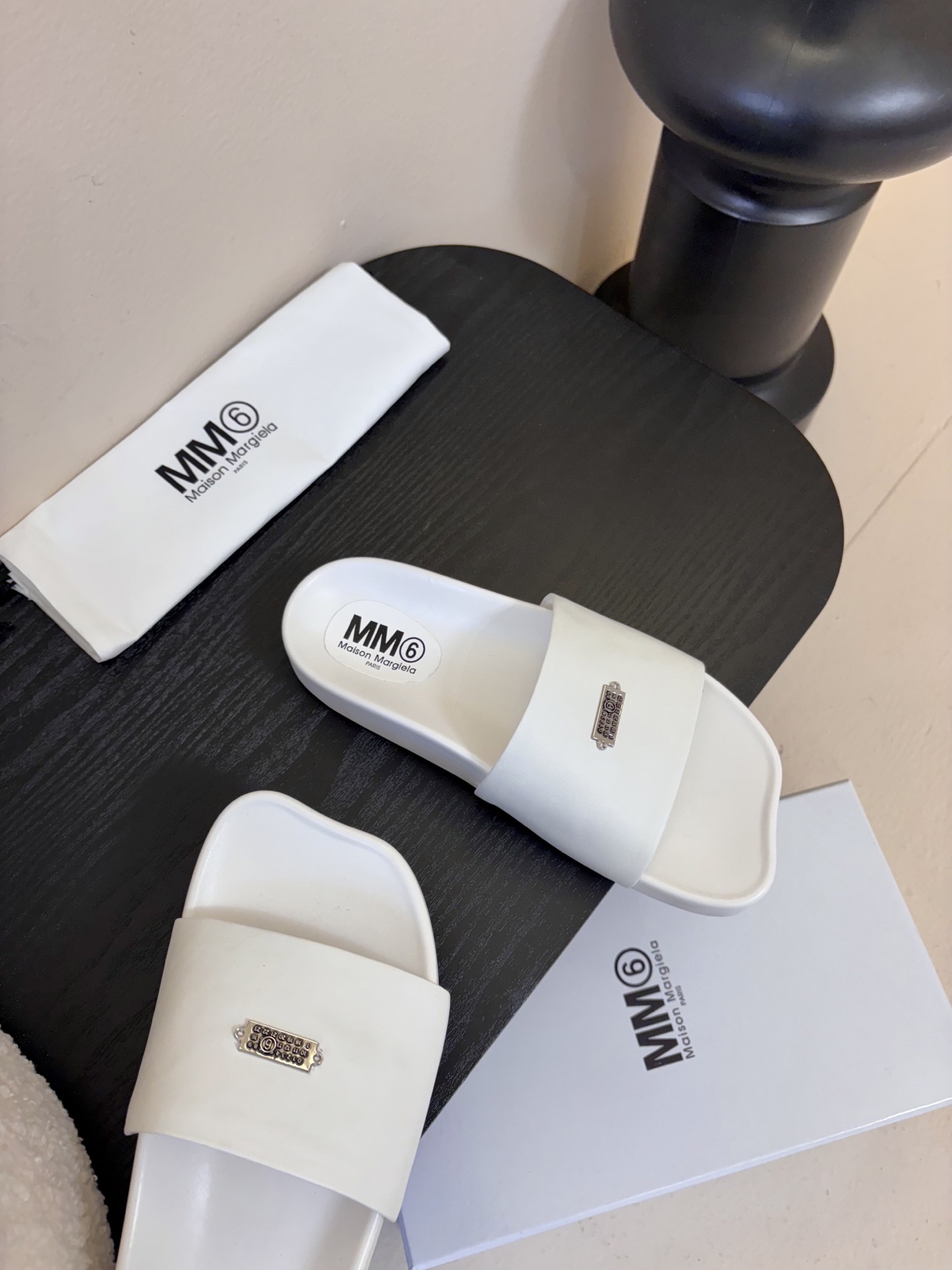 配飞机盒MM6经典造型苹果头又出新款3公分的脚床高度无论从您的海拔还是舒适度都是刚刚好。这款脚床采用了目