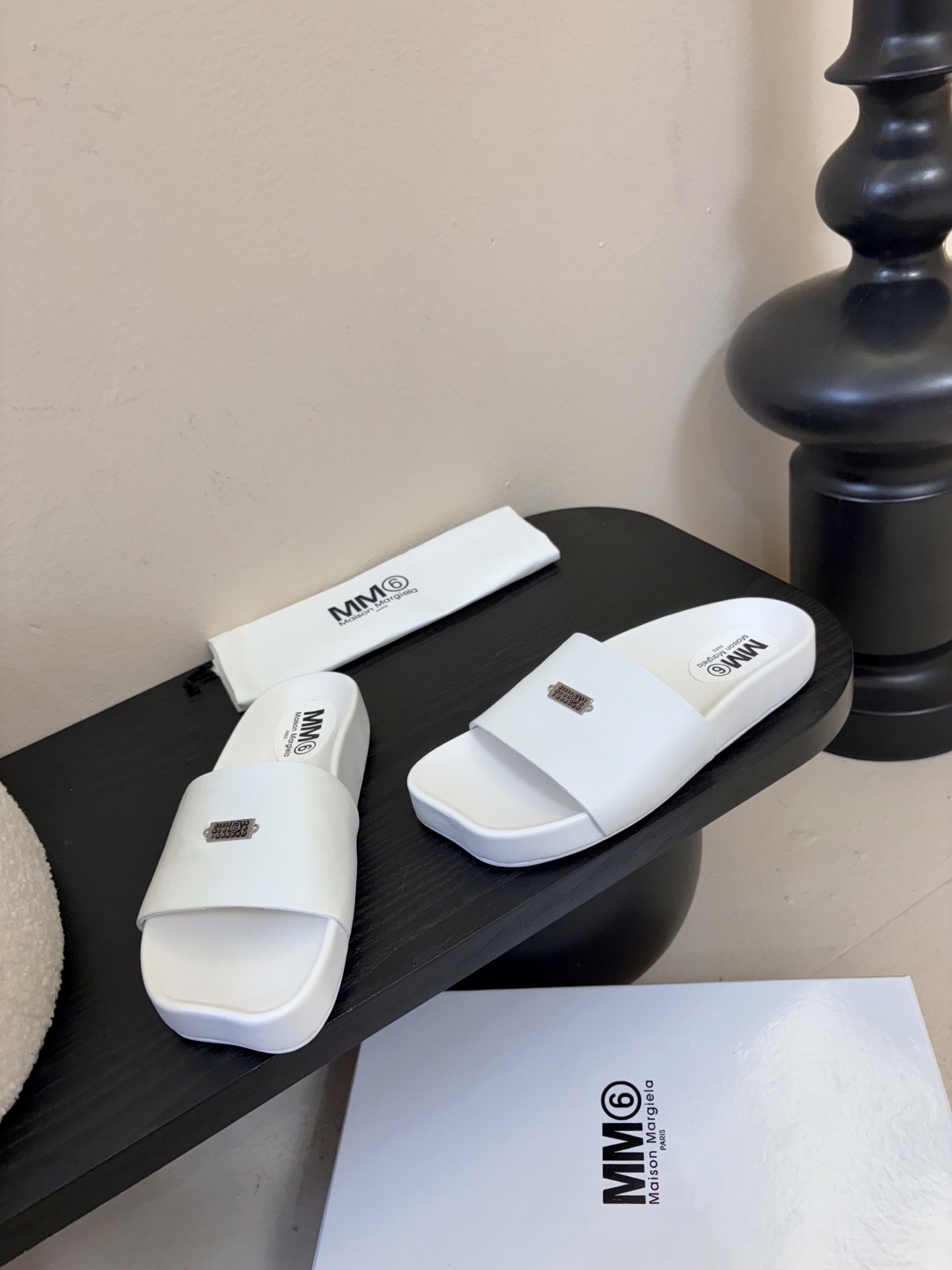 配飞机盒MM6经典造型苹果头又出新款3公分的脚床高度无论从您的海拔还是舒适度都是刚刚好。这款脚床采用了目