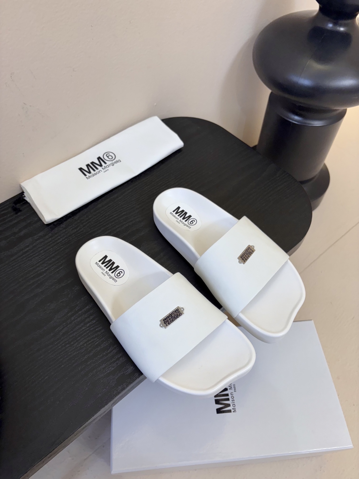 配飞机盒MM6经典造型苹果头又出新款3公分的脚床高度无论从您的海拔还是舒适度都是刚刚好。这款脚床采用了目