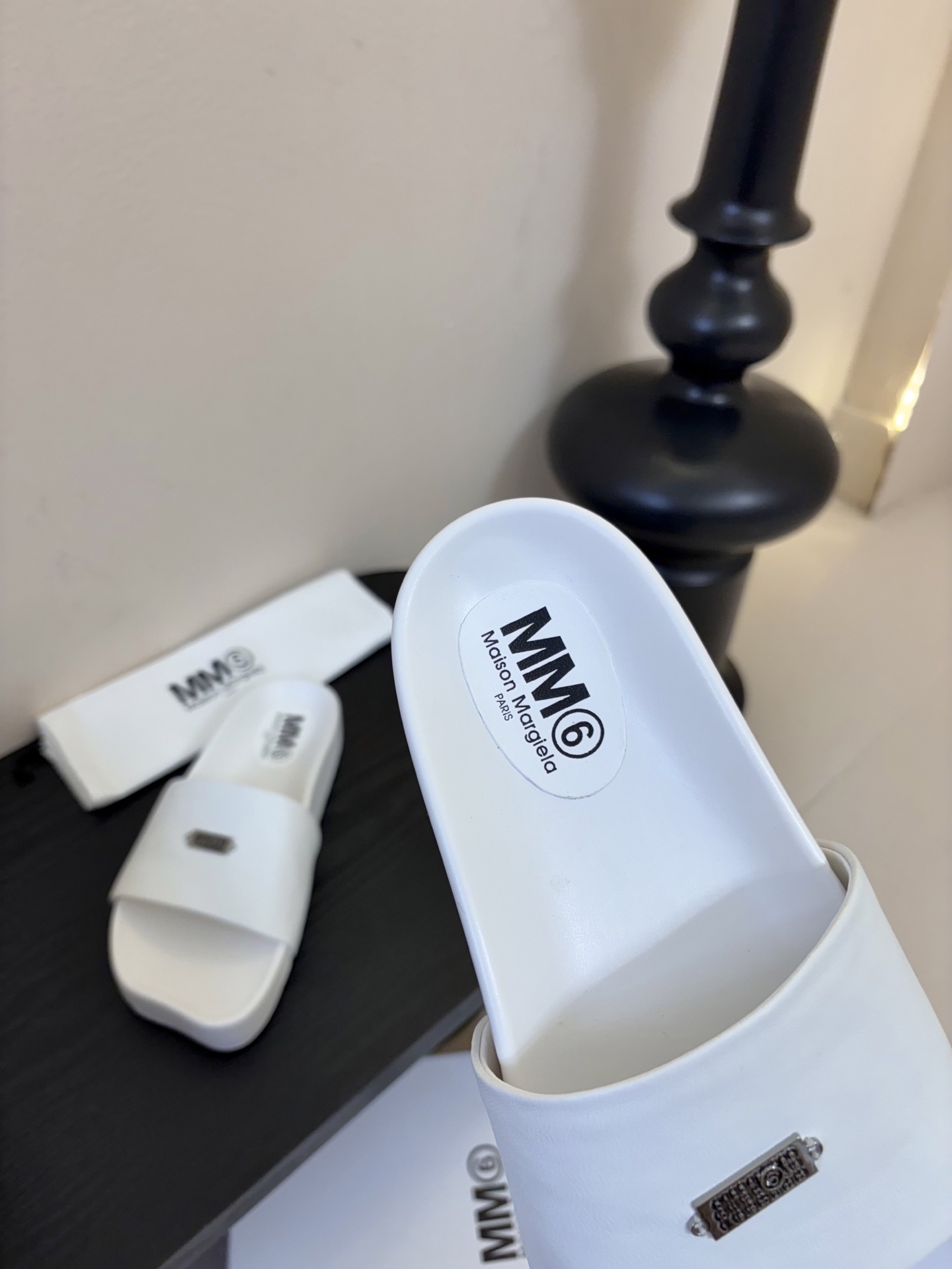 配飞机盒MM6经典造型苹果头又出新款3公分的脚床高度无论从您的海拔还是舒适度都是刚刚好。这款脚床采用了目