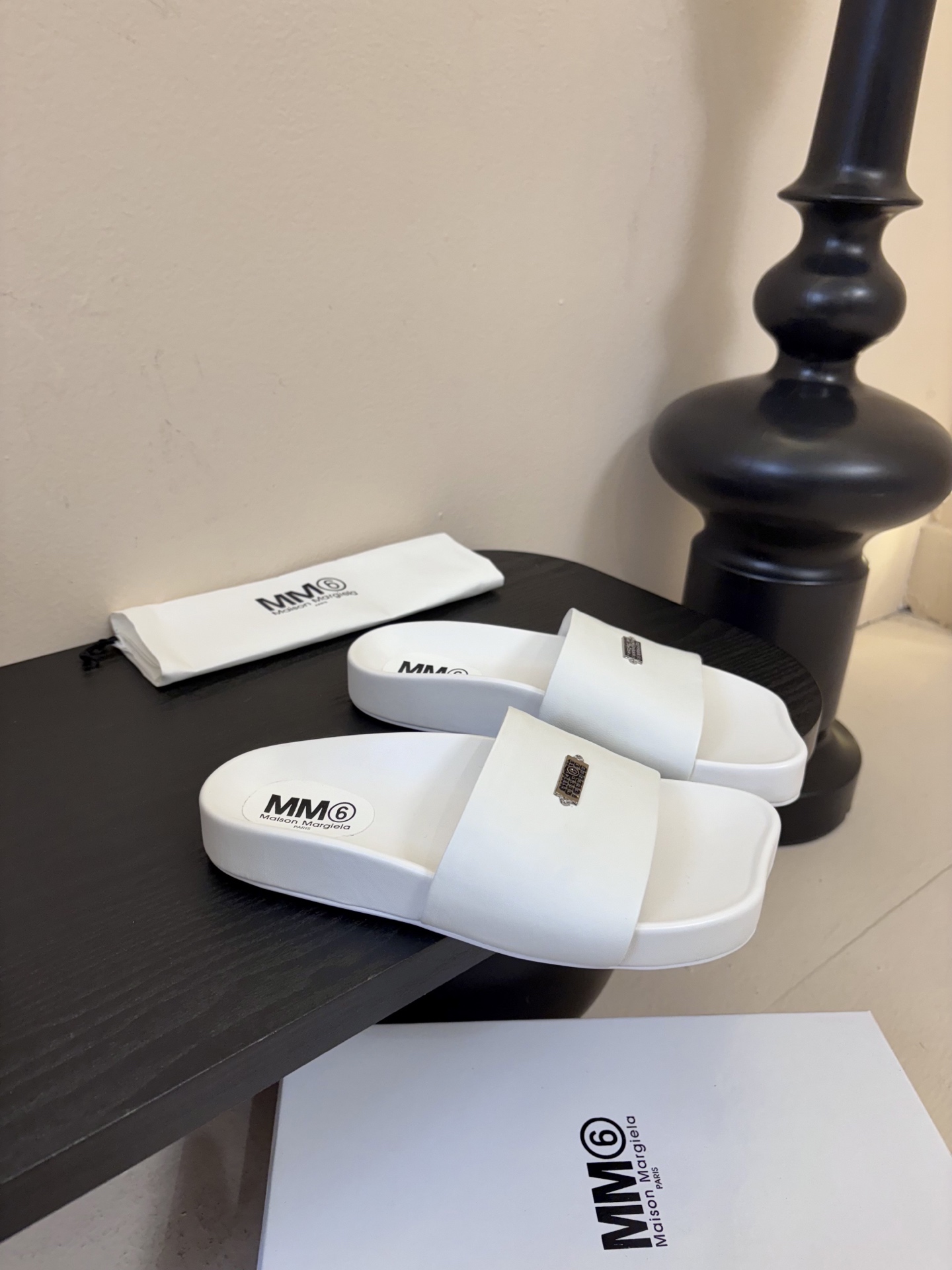 配飞机盒MM6经典造型苹果头又出新款3公分的脚床高度无论从您的海拔还是舒适度都是刚刚好。这款脚床采用了目