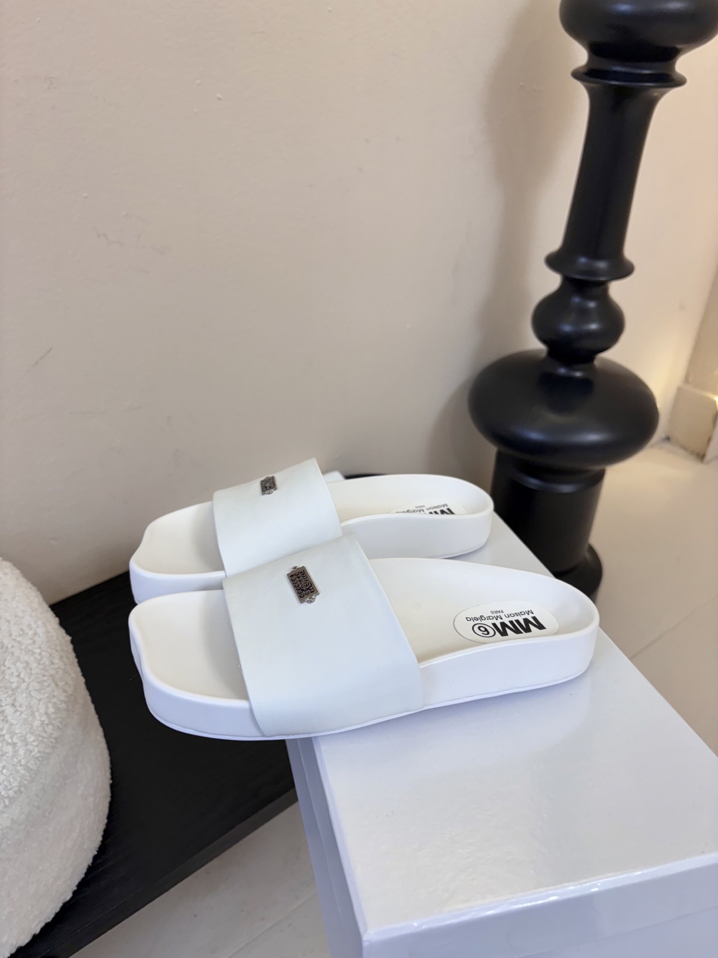 配飞机盒MM6经典造型苹果头又出新款3公分的脚床高度无论从您的海拔还是舒适度都是刚刚好。这款脚床采用了目