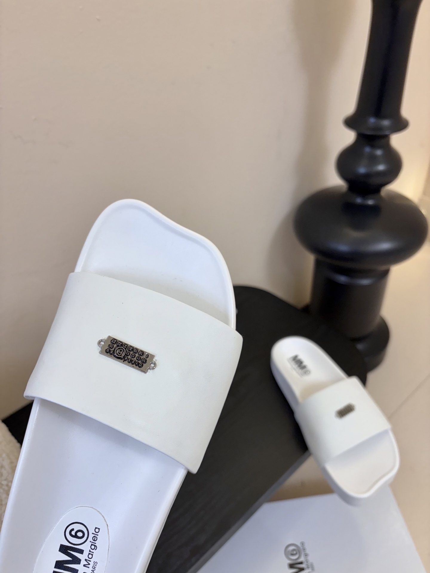 配飞机盒MM6经典造型苹果头又出新款3公分的脚床高度无论从您的海拔还是舒适度都是刚刚好。这款脚床采用了目