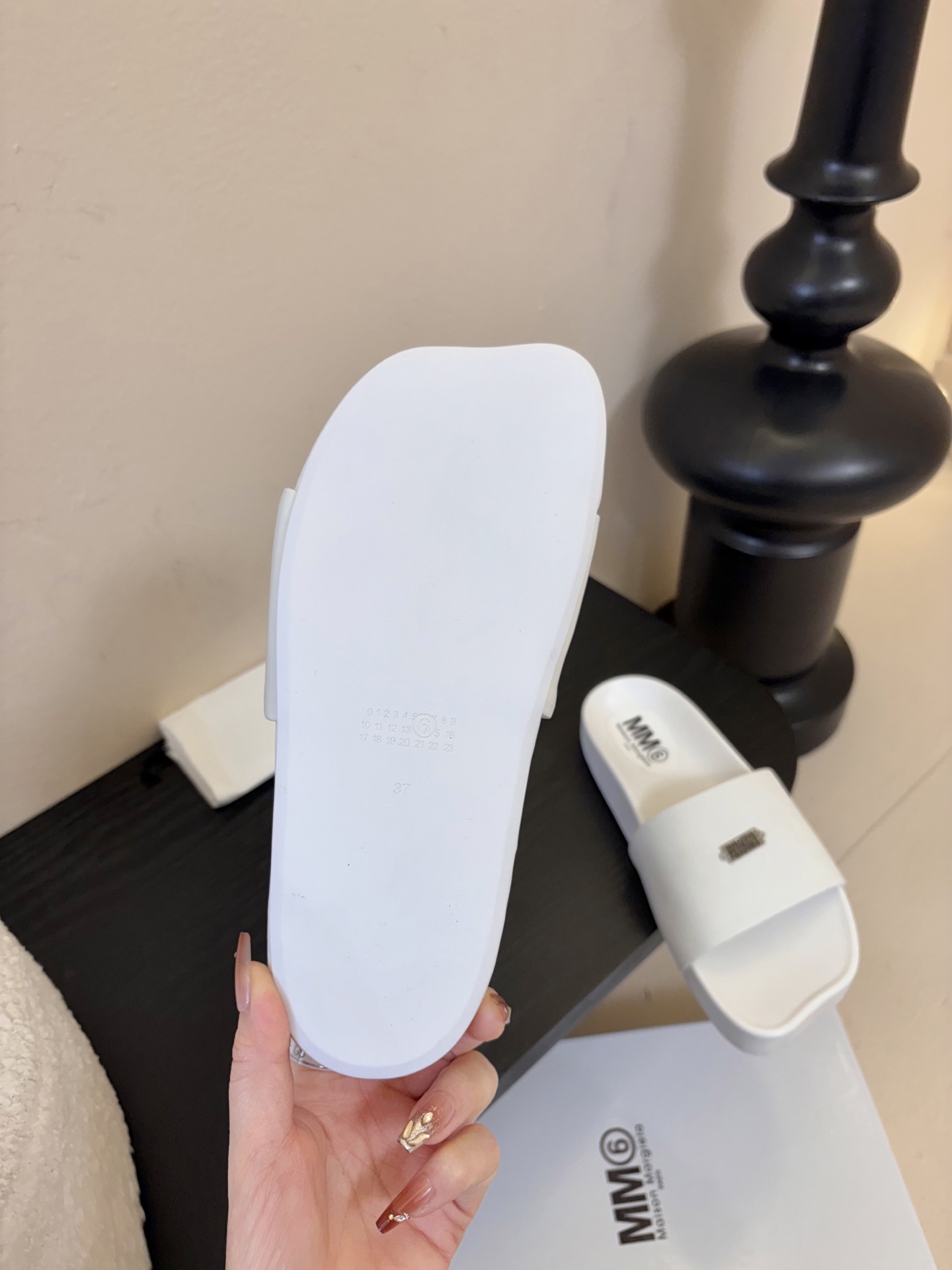 配飞机盒MM6经典造型苹果头又出新款3公分的脚床高度无论从您的海拔还是舒适度都是刚刚好。这款脚床采用了目