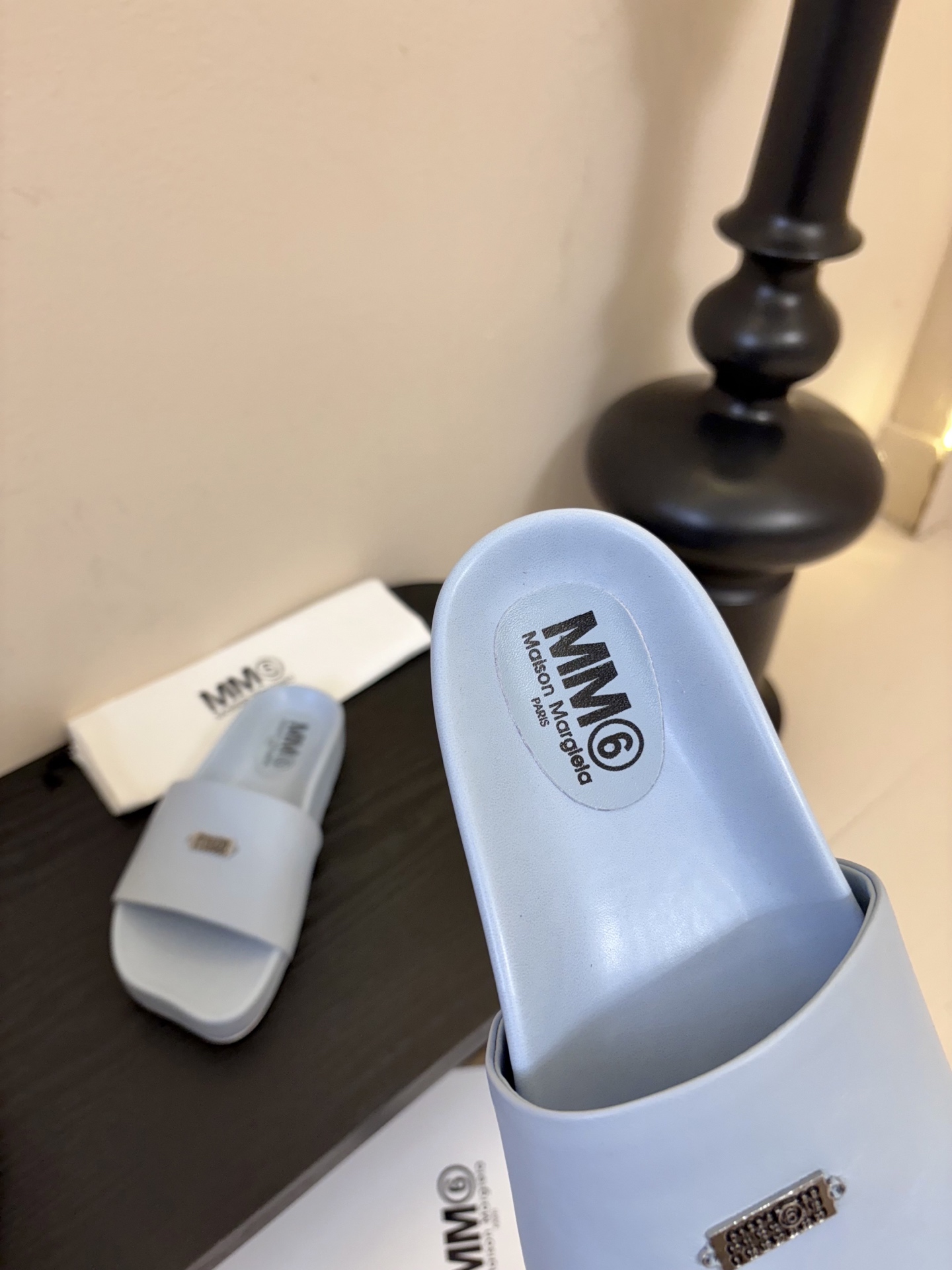 配飞机盒MM6经典造型苹果头又出新款3公分的脚床高度无论从您的海拔还是舒适度都是刚刚好。这款脚床采用了目