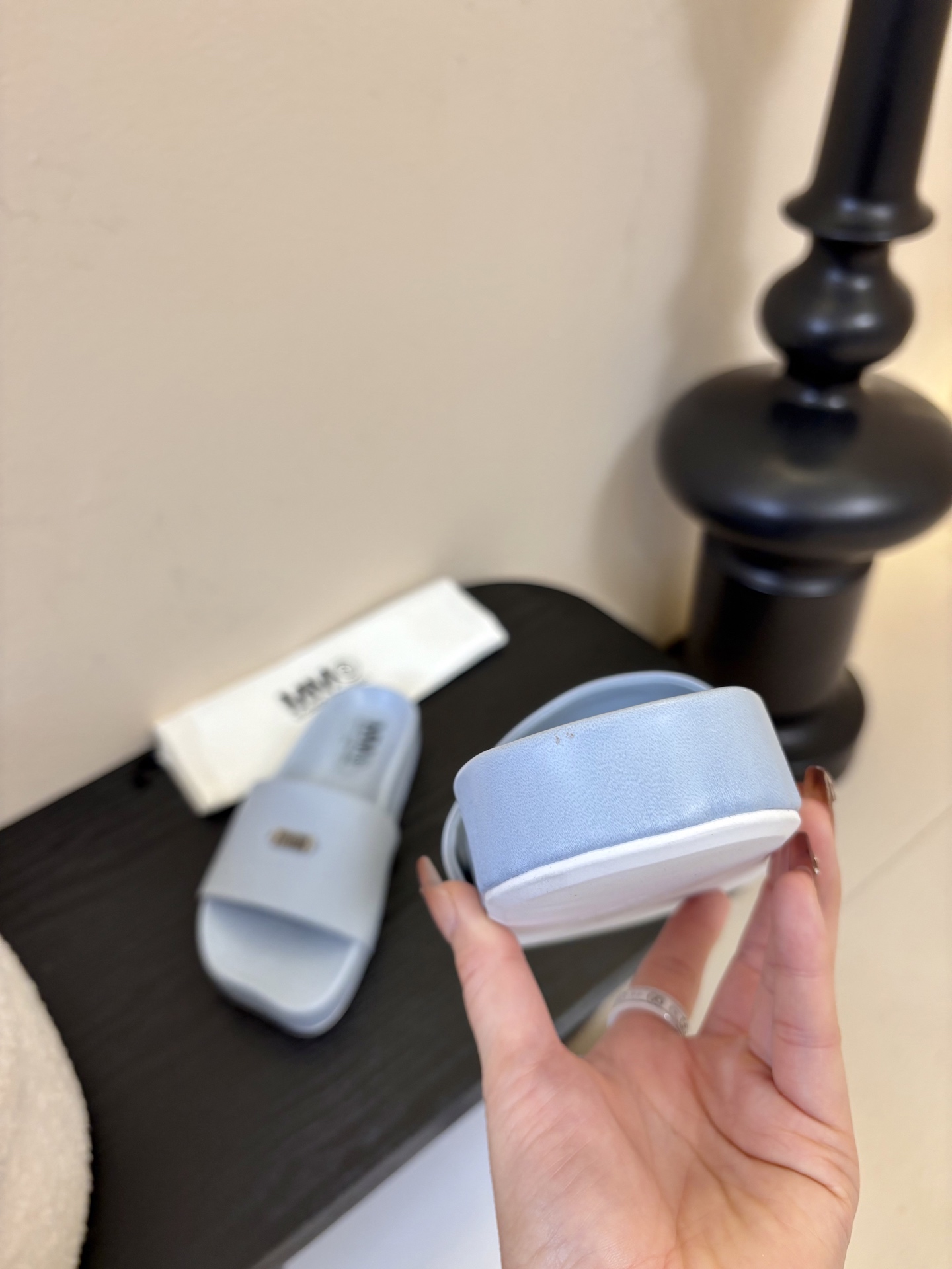 配飞机盒MM6经典造型苹果头又出新款3公分的脚床高度无论从您的海拔还是舒适度都是刚刚好。这款脚床采用了目