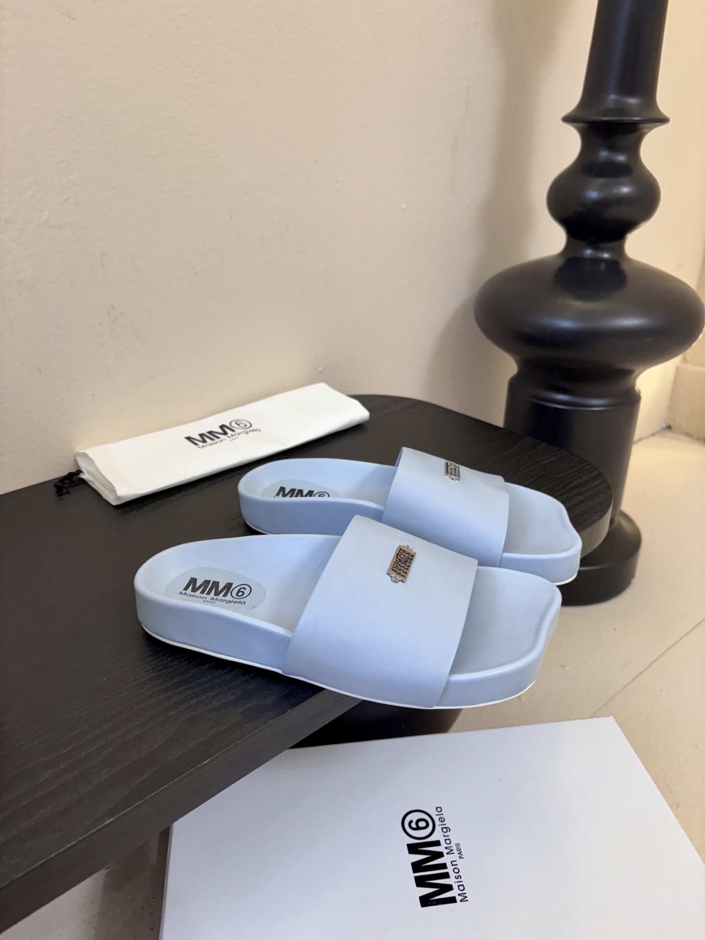 配飞机盒MM6经典造型苹果头又出新款3公分的脚床高度无论从您的海拔还是舒适度都是刚刚好。这款脚床采用了目