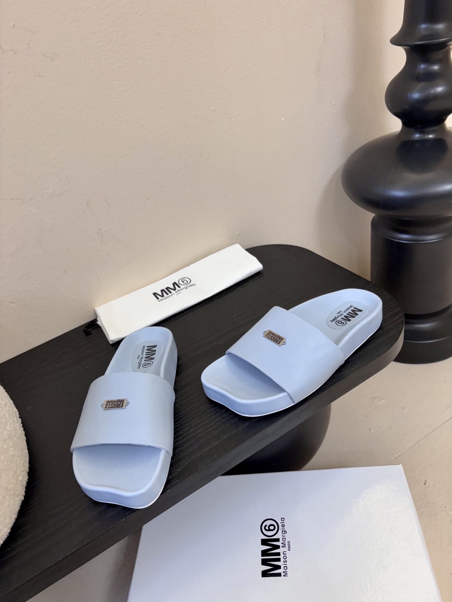 配飞机盒MM6经典造型苹果头又出新款3公分的脚床高度无论从您的海拔还是舒适度都是刚刚好。这款脚床采用了目