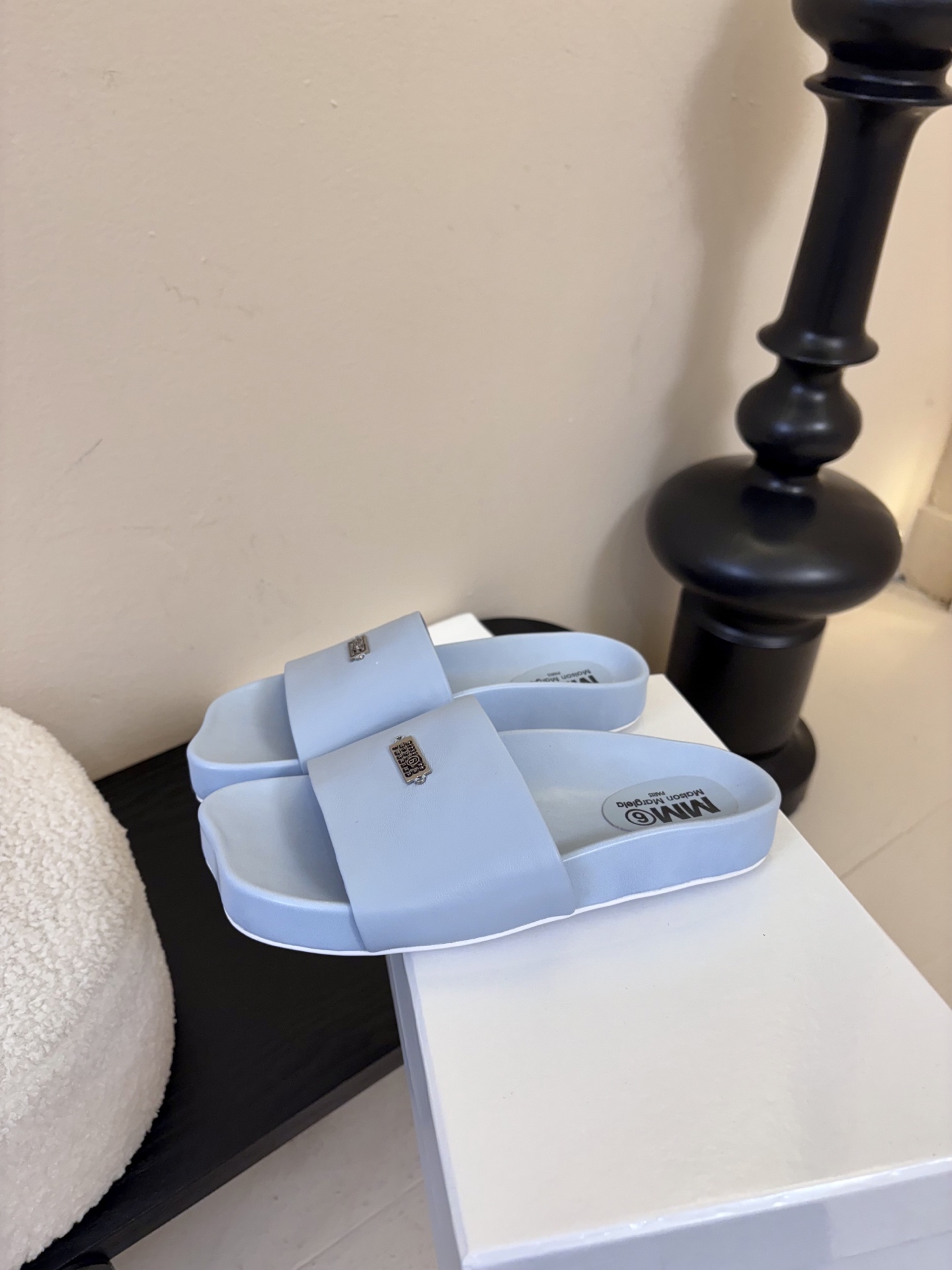 配飞机盒MM6经典造型苹果头又出新款3公分的脚床高度无论从您的海拔还是舒适度都是刚刚好。这款脚床采用了目