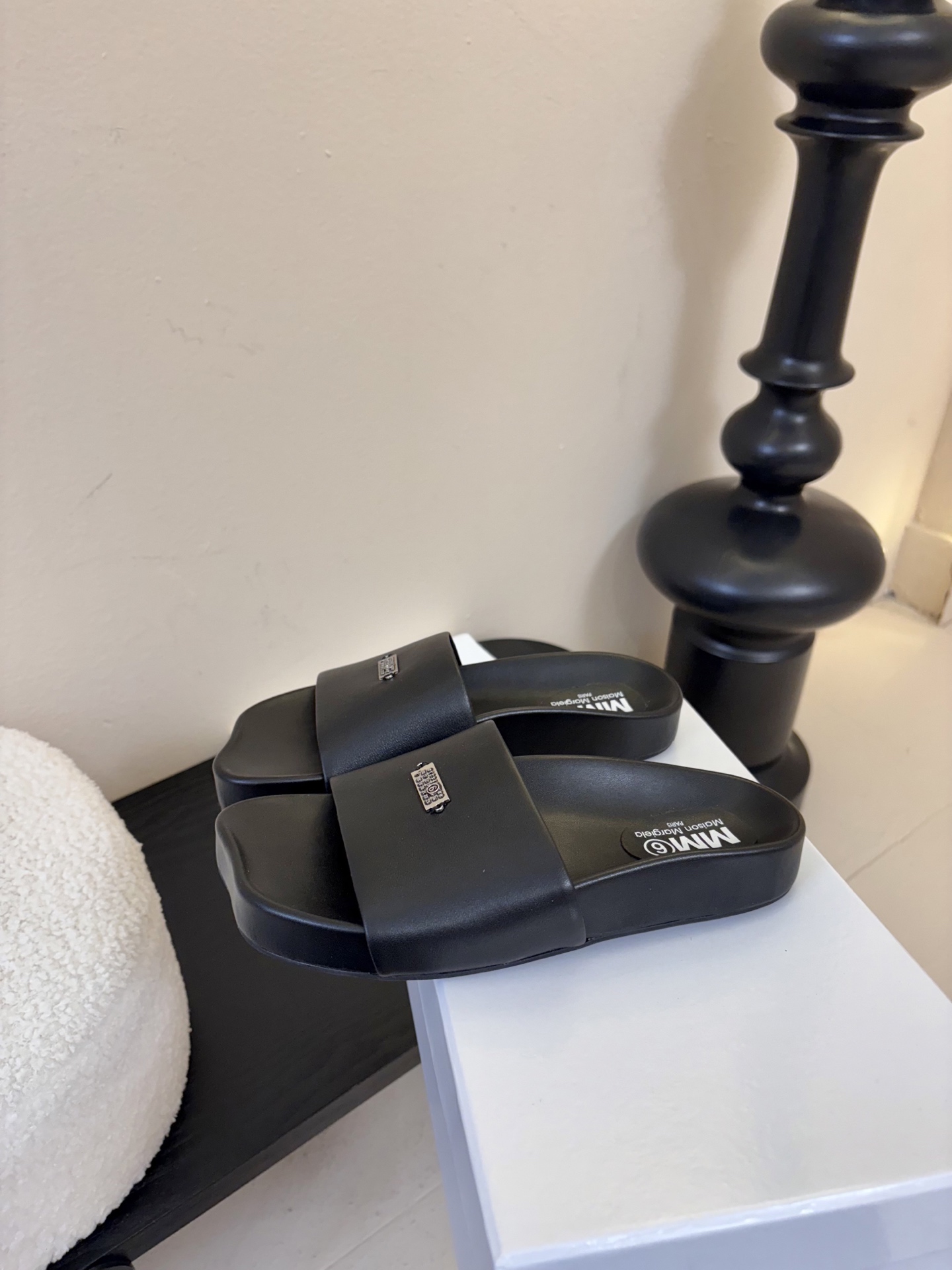 配飞机盒MM6经典造型苹果头又出新款3公分的脚床高度无论从您的海拔还是舒适度都是刚刚好。这款脚床采用了目