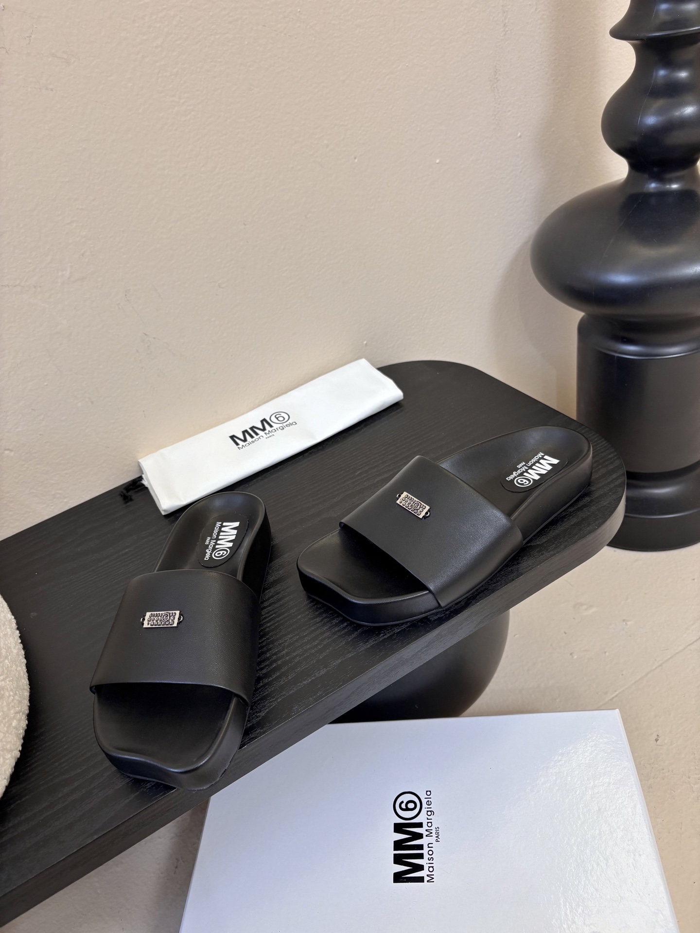 配飞机盒MM6经典造型苹果头又出新款3公分的脚床高度无论从您的海拔还是舒适度都是刚刚好。这款脚床采用了目