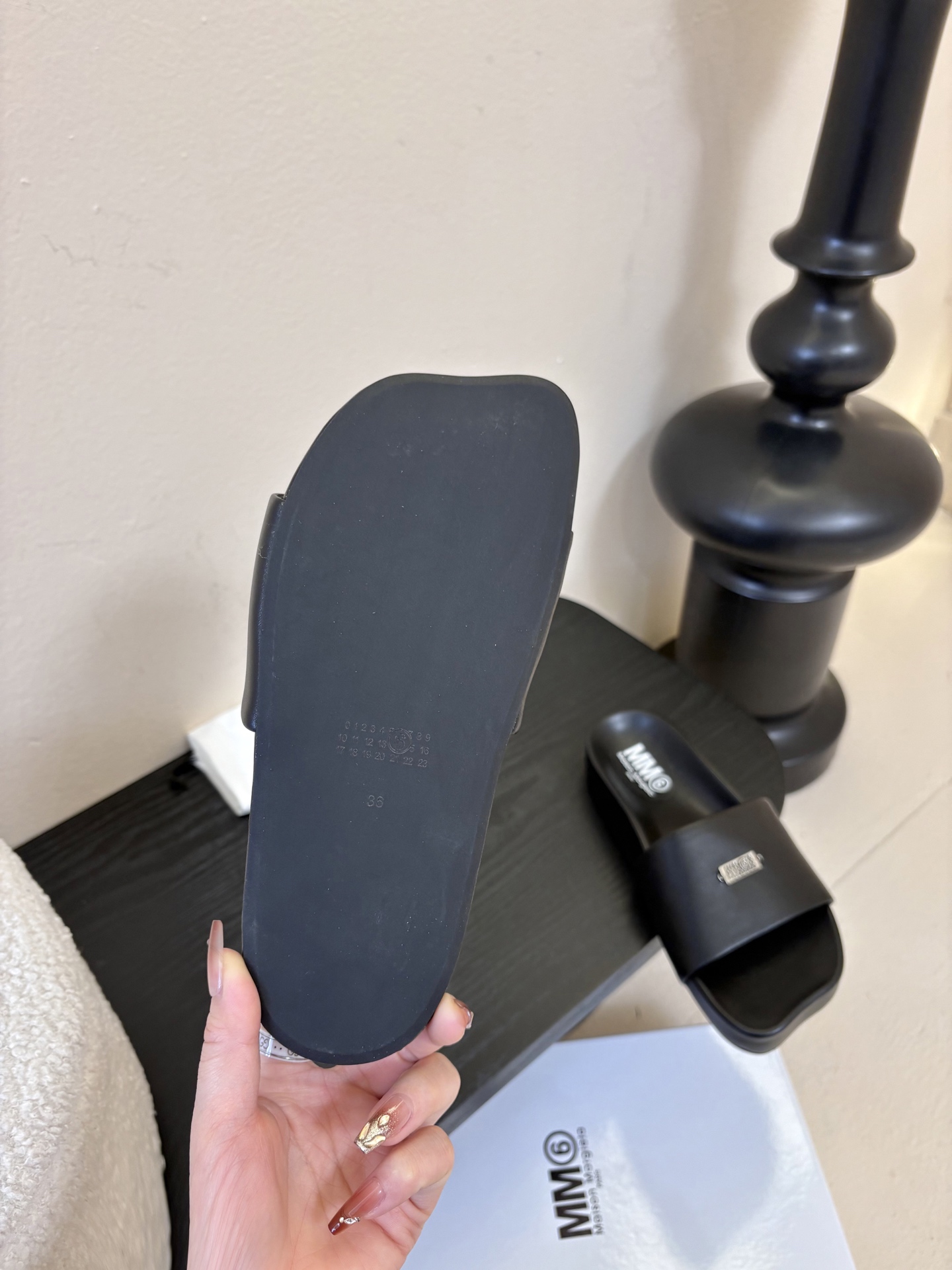 配飞机盒MM6经典造型苹果头又出新款3公分的脚床高度无论从您的海拔还是舒适度都是刚刚好。这款脚床采用了目