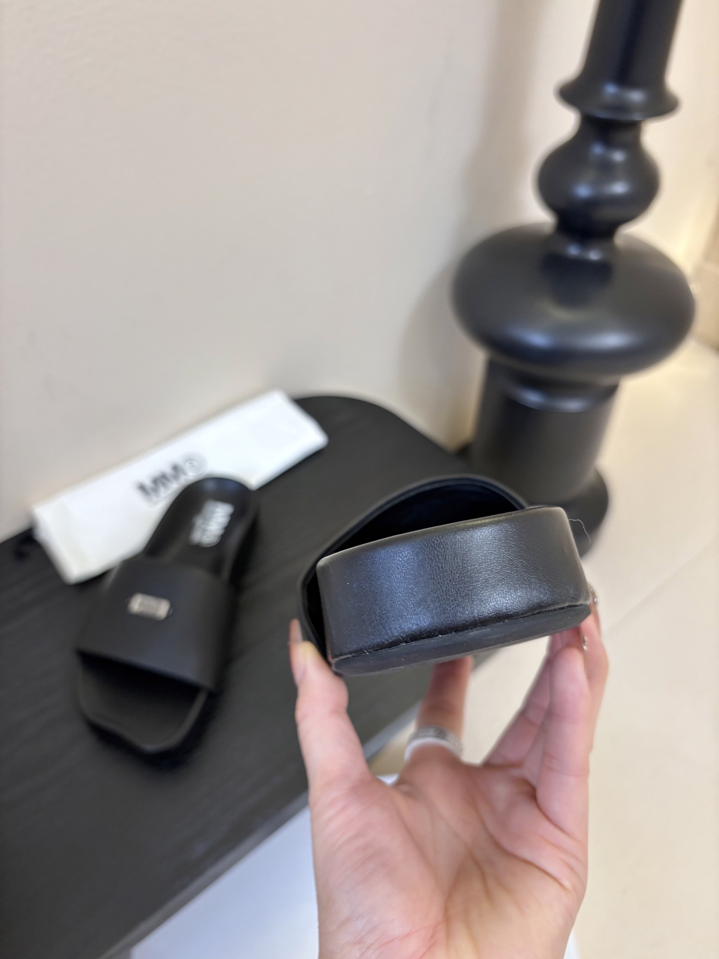 配飞机盒MM6经典造型苹果头又出新款3公分的脚床高度无论从您的海拔还是舒适度都是刚刚好。这款脚床采用了目