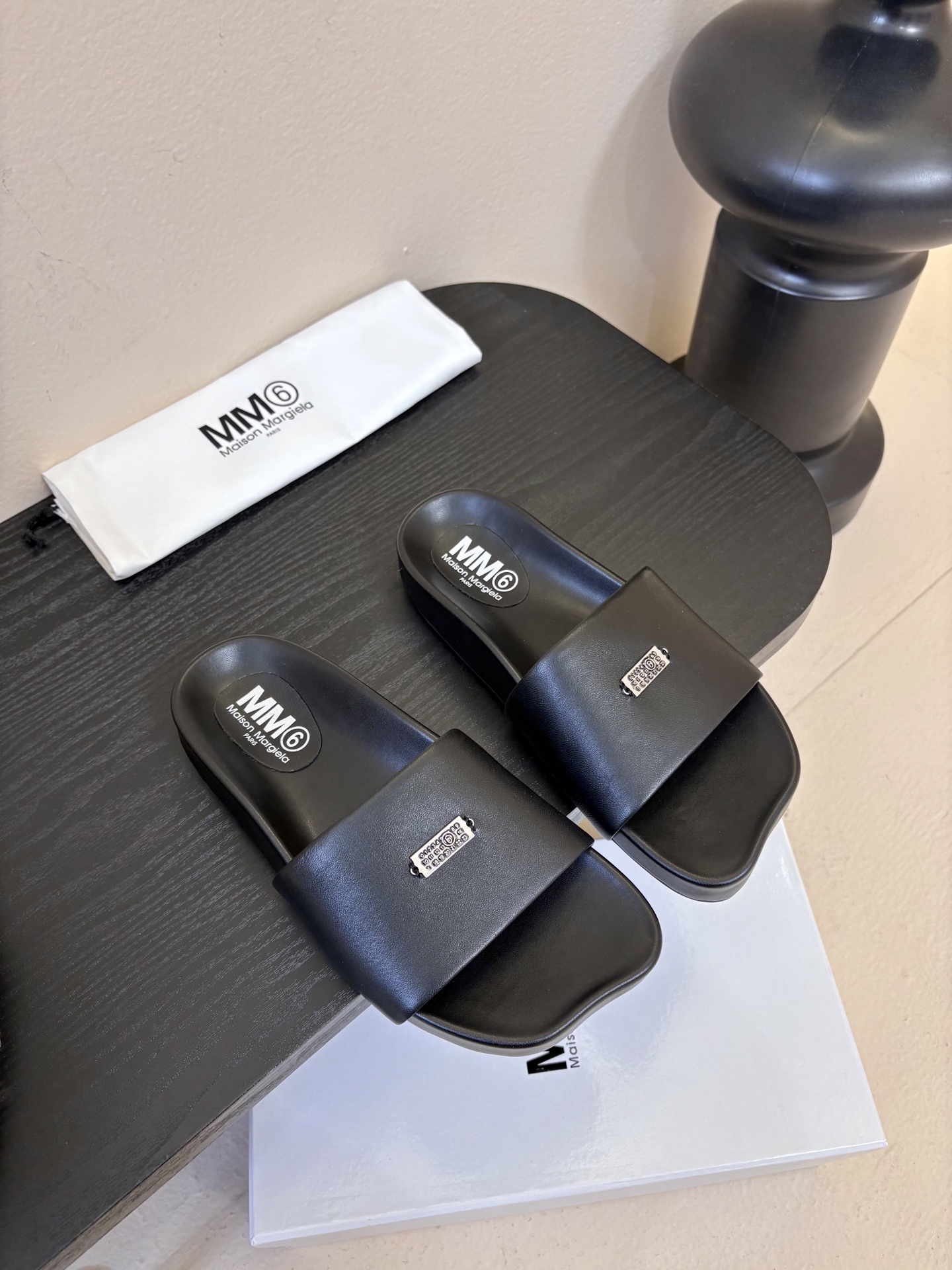 配飞机盒MM6经典造型苹果头又出新款3公分的脚床高度无论从您的海拔还是舒适度都是刚刚好。这款脚床采用了目