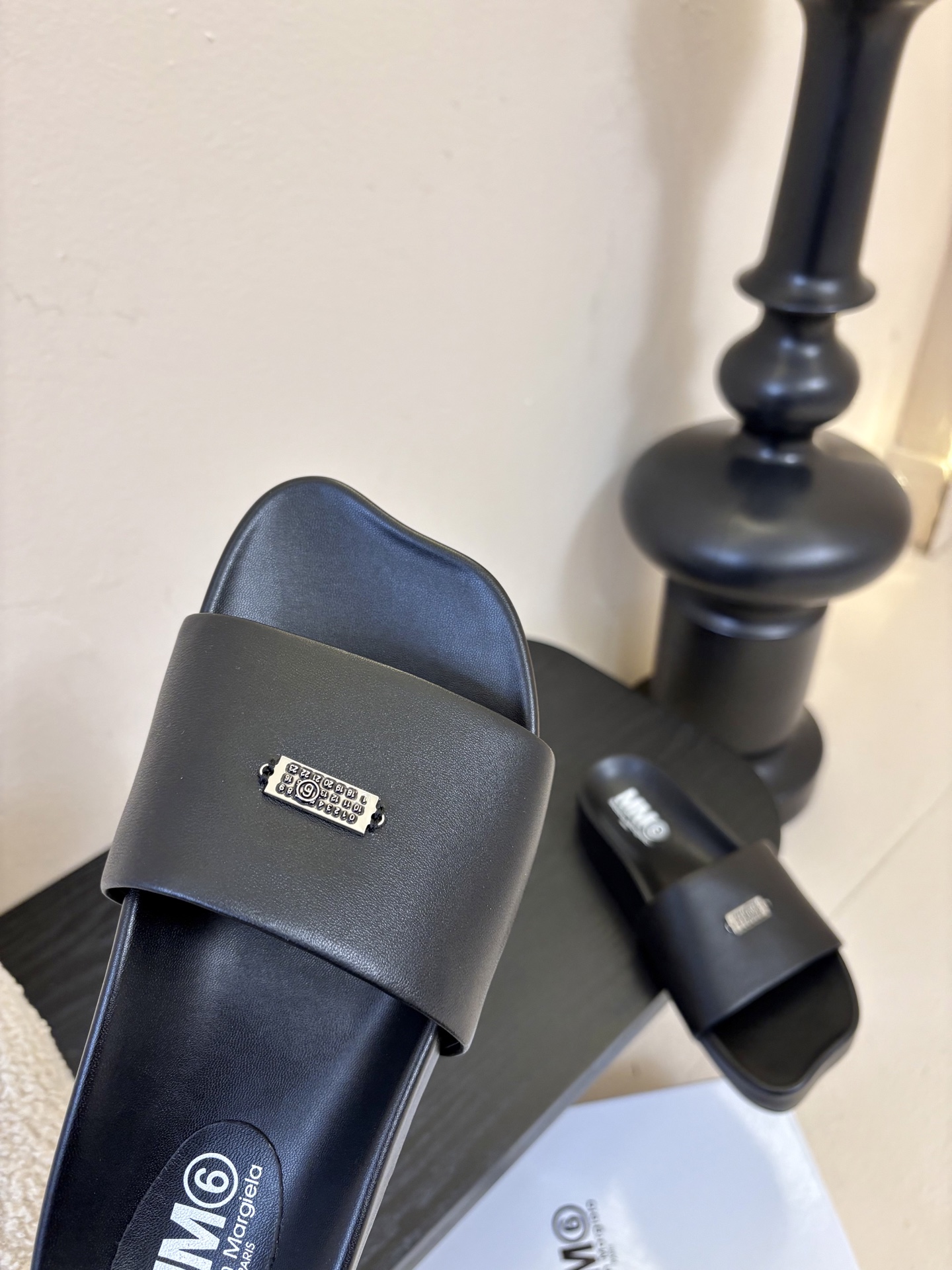 配飞机盒MM6经典造型苹果头又出新款3公分的脚床高度无论从您的海拔还是舒适度都是刚刚好。这款脚床采用了目