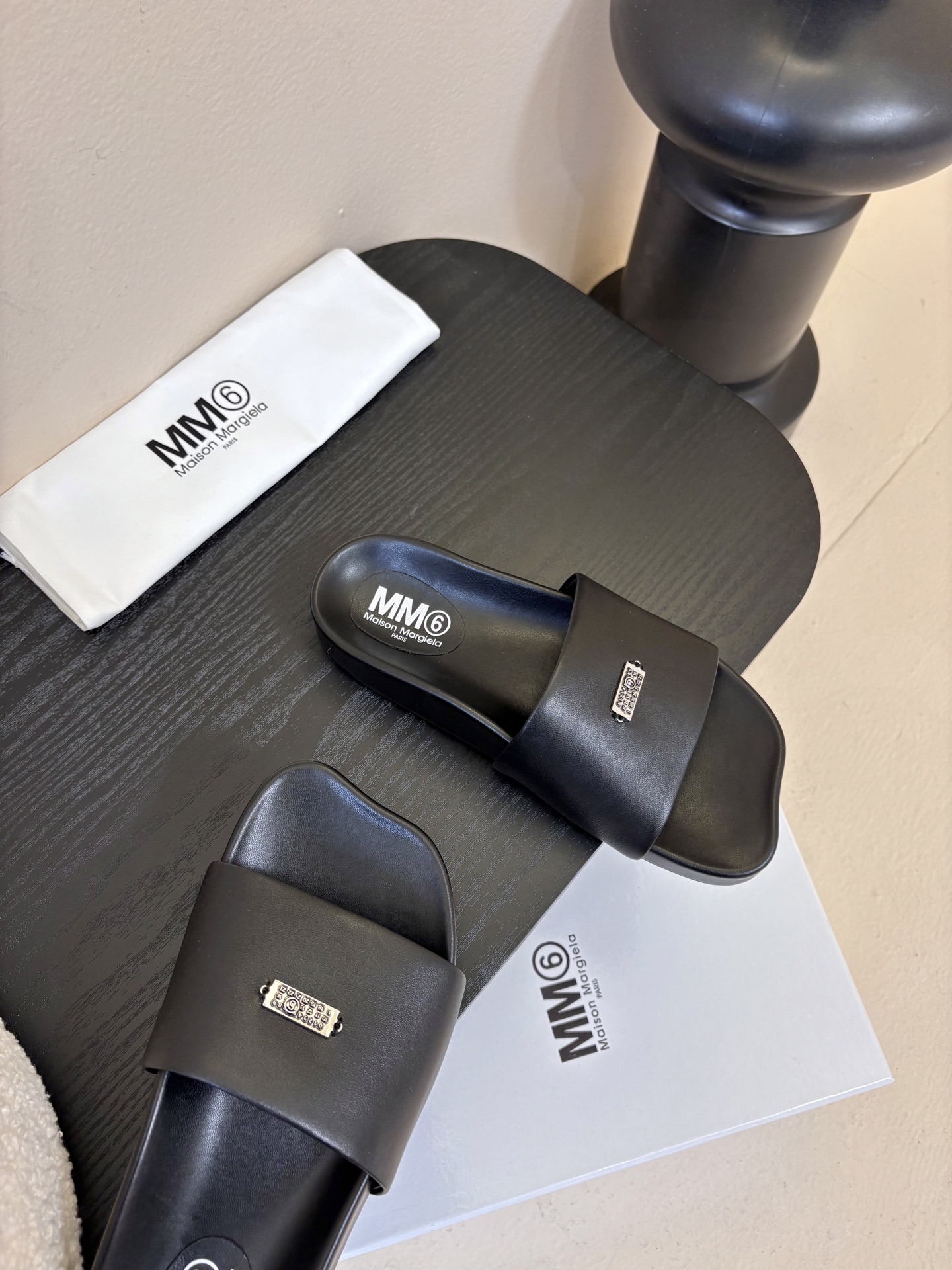 配飞机盒MM6经典造型苹果头又出新款3公分的脚床高度无论从您的海拔还是舒适度都是刚刚好。这款脚床采用了目