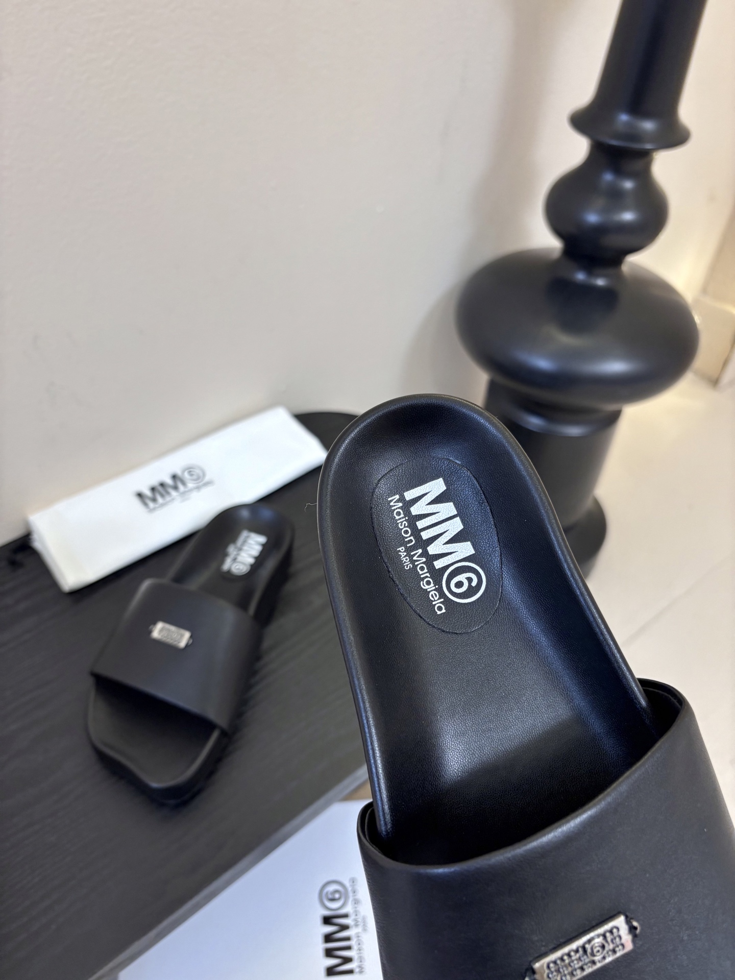 配飞机盒MM6经典造型苹果头又出新款3公分的脚床高度无论从您的海拔还是舒适度都是刚刚好。这款脚床采用了目