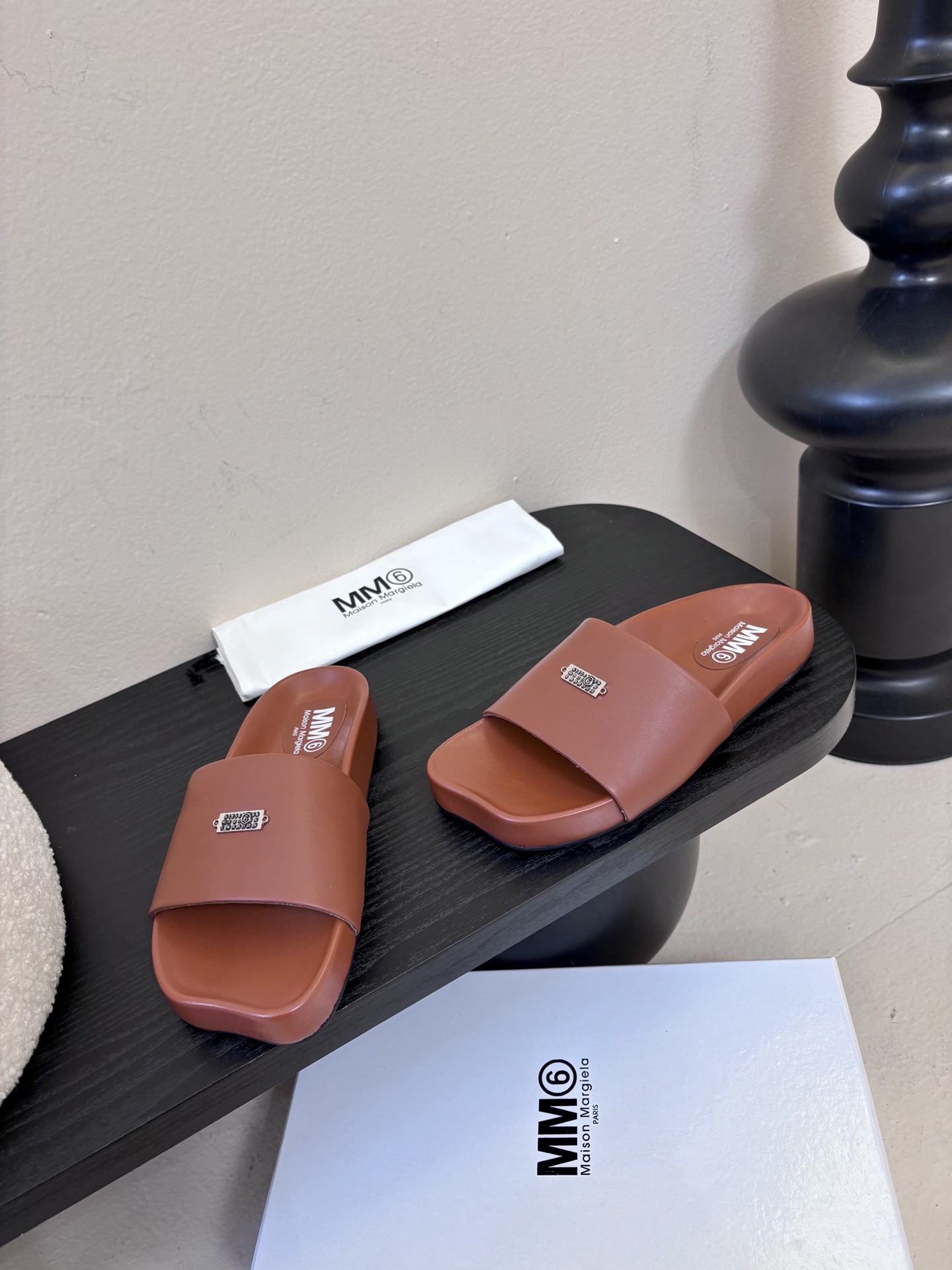 配飞机盒MM6经典造型苹果头又出新款3公分的脚床高度无论从您的海拔还是舒适度都是刚刚好。这款脚床采用了目