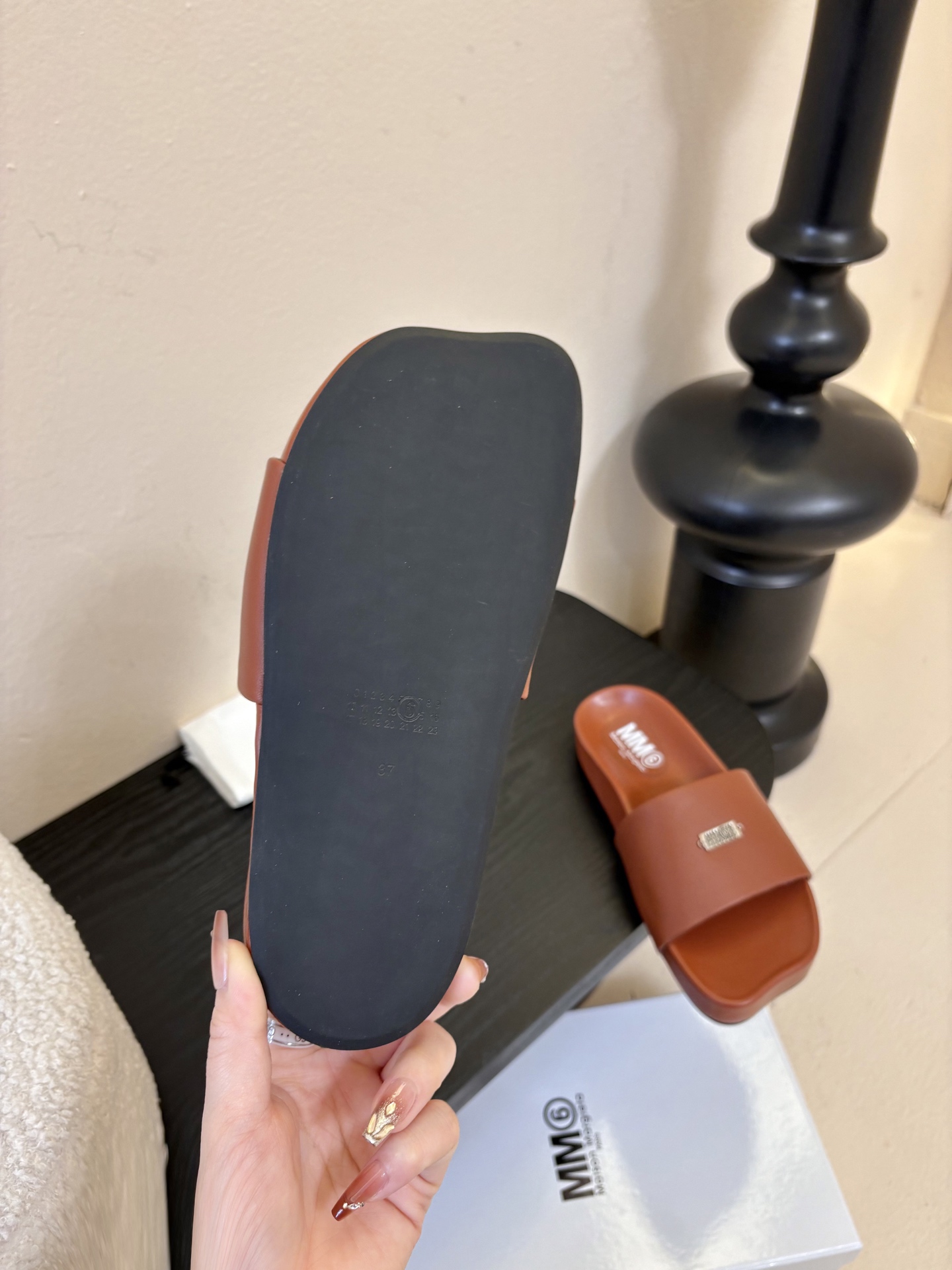 配飞机盒MM6经典造型苹果头又出新款3公分的脚床高度无论从您的海拔还是舒适度都是刚刚好。这款脚床采用了目